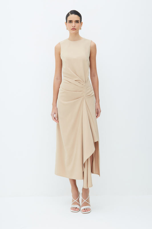 VESTIDO MIDI DRAPEADOS LATERAL E DETALHE ASSIMETRICO KAKI CLARO