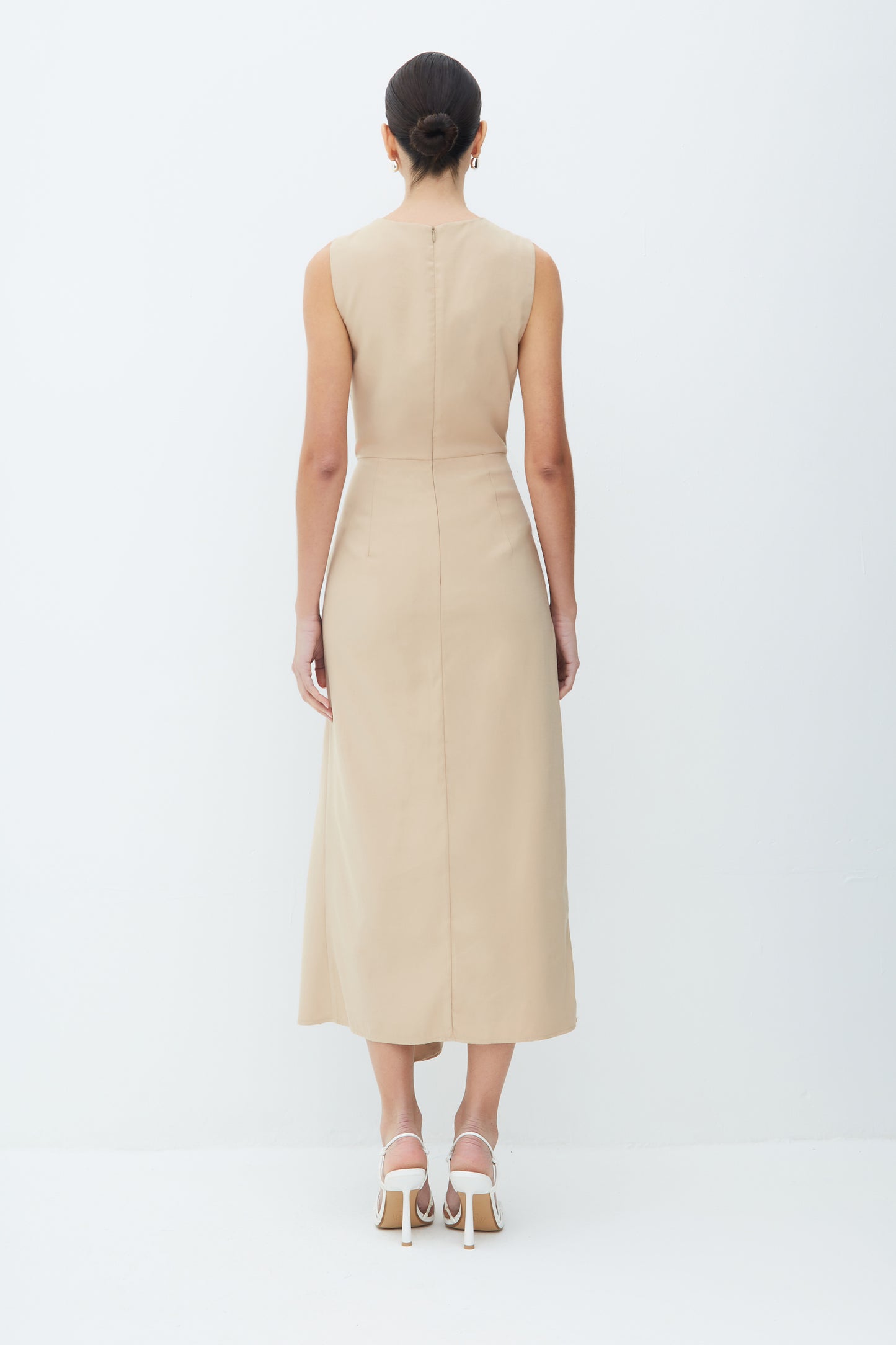 VESTIDO MIDI DRAPEADOS LATERAL E DETALHE ASSIMETRICO KAKI CLARO