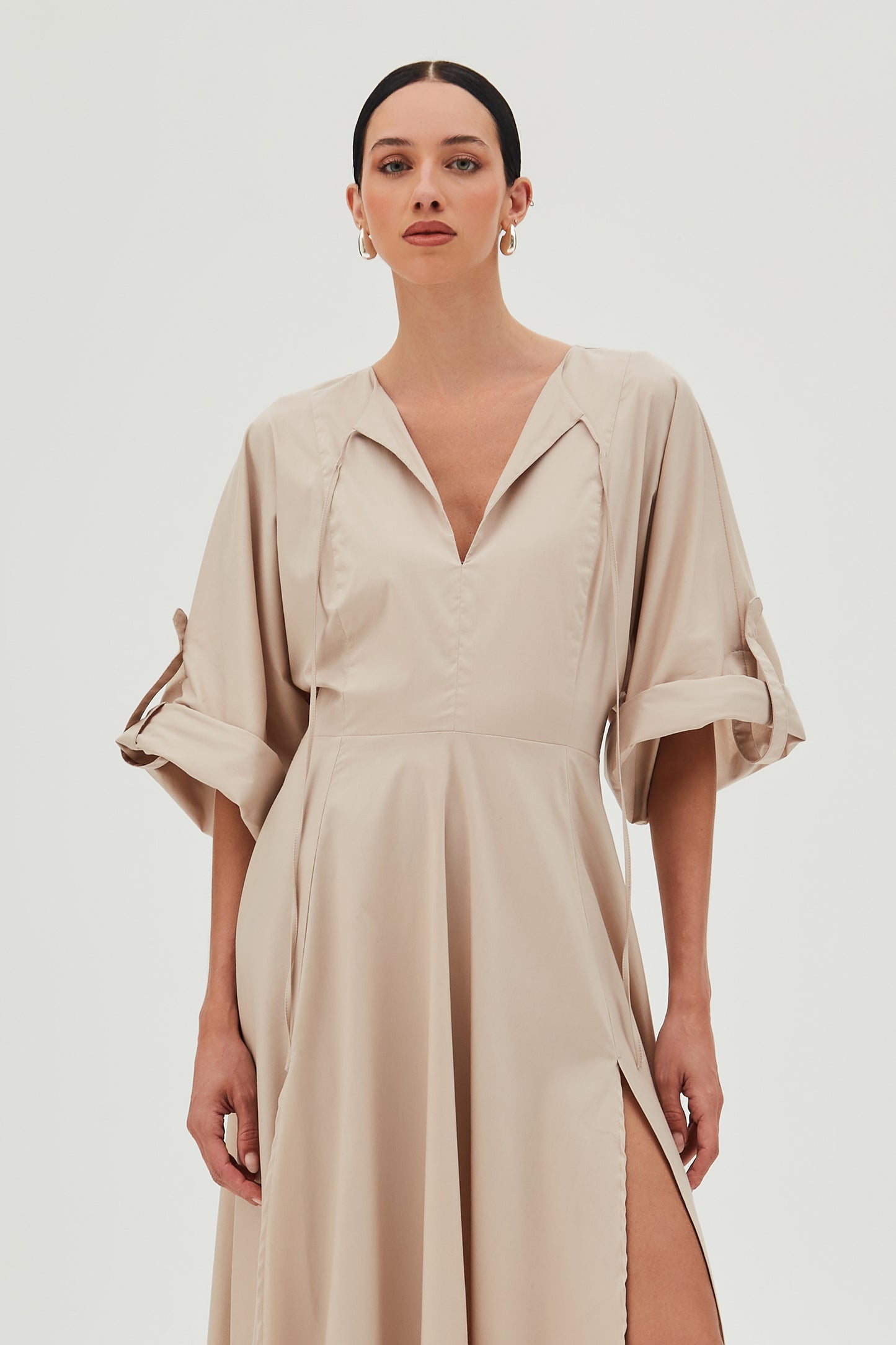 VESTIDO LONGO COM BARRA ASSIMETRICA E AMARRACAO COLO KAKI CLARO