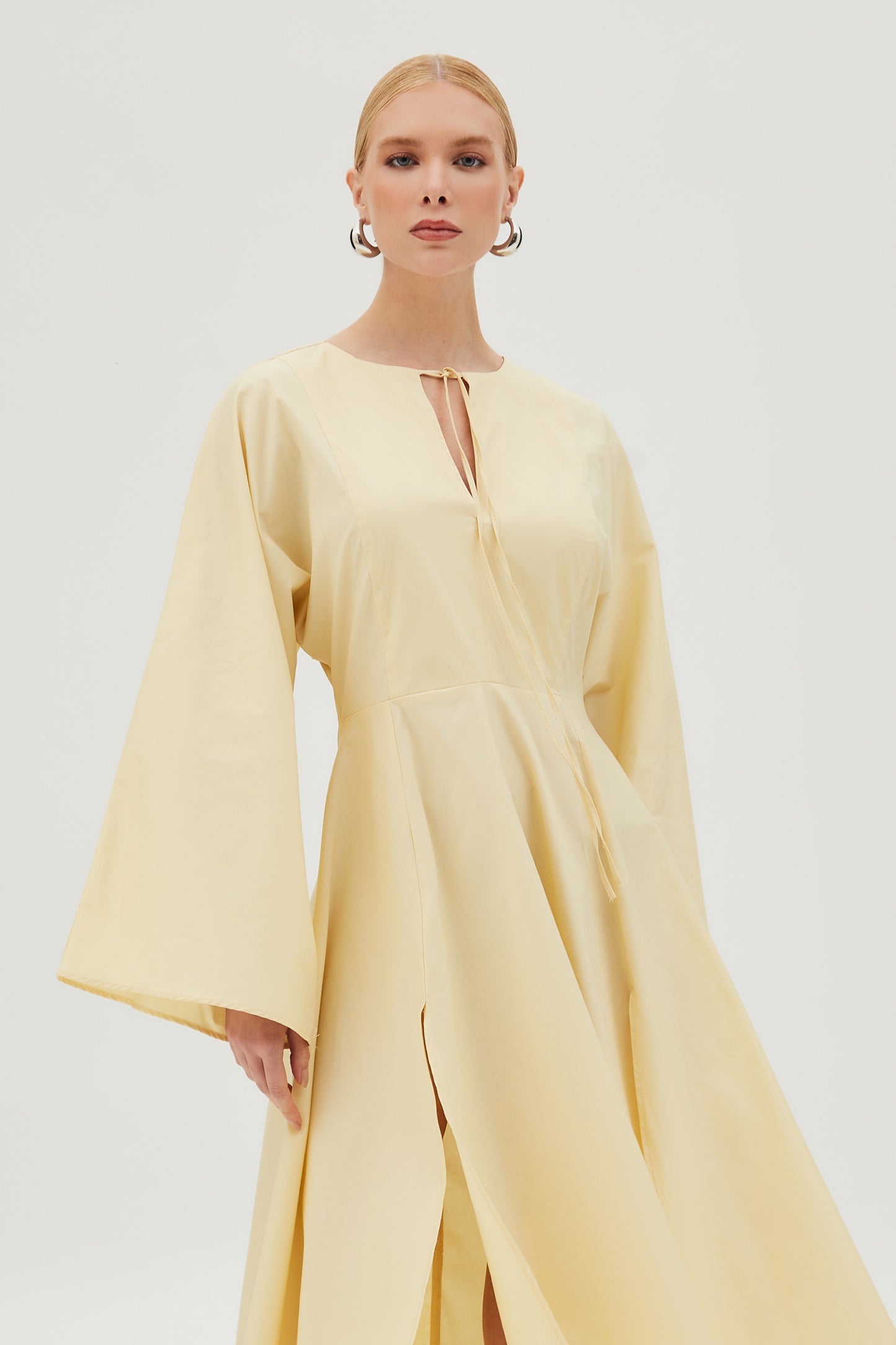 VESTIDO LONGO COM BARRA ASSIMETRICA E AMARRACAO COLO AMARELO MANTEIGA