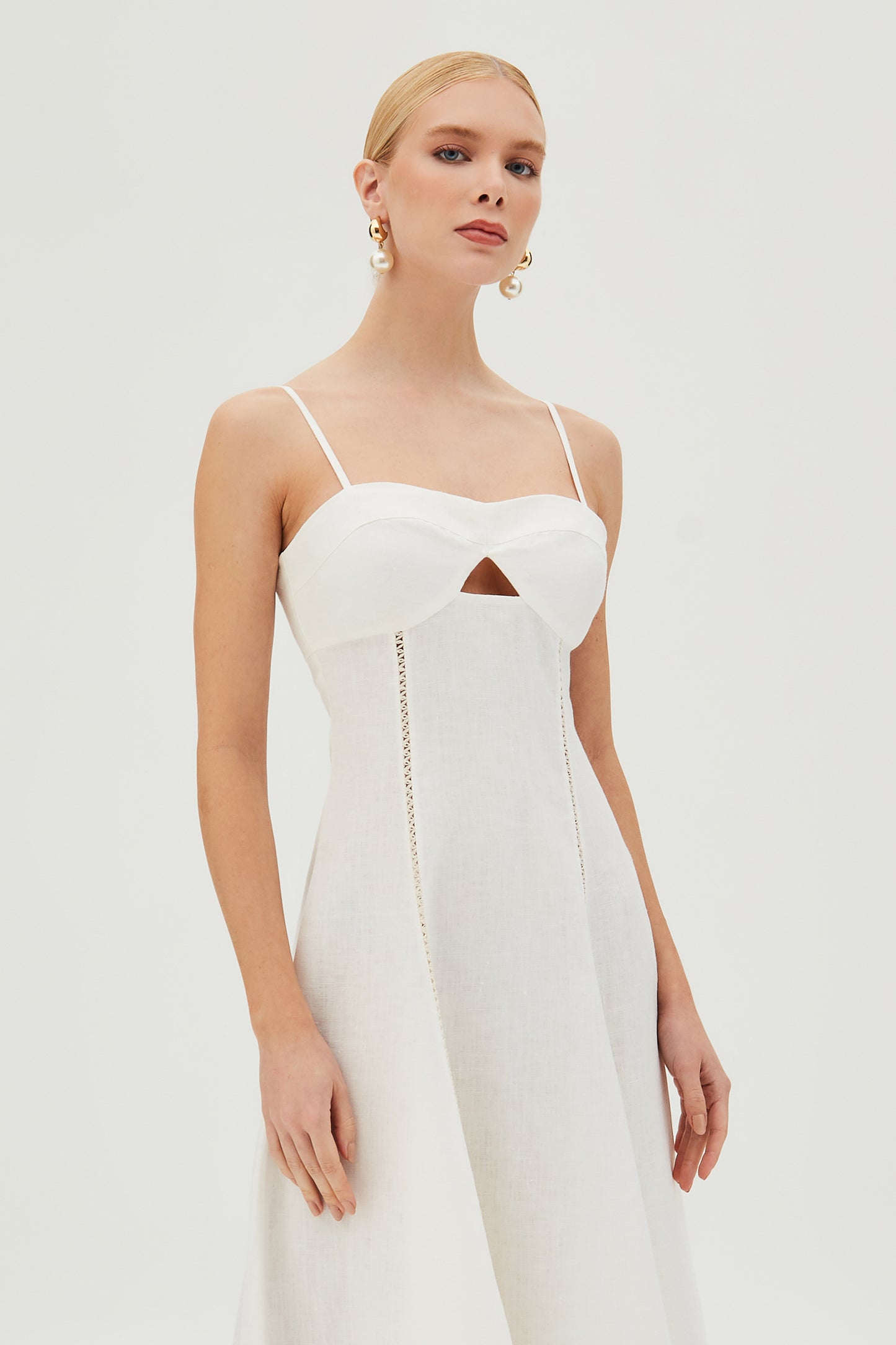 VESTIDO MIDI COM DETALHE DE ENTREMEIO ABERTURA BUSTO BRANCO