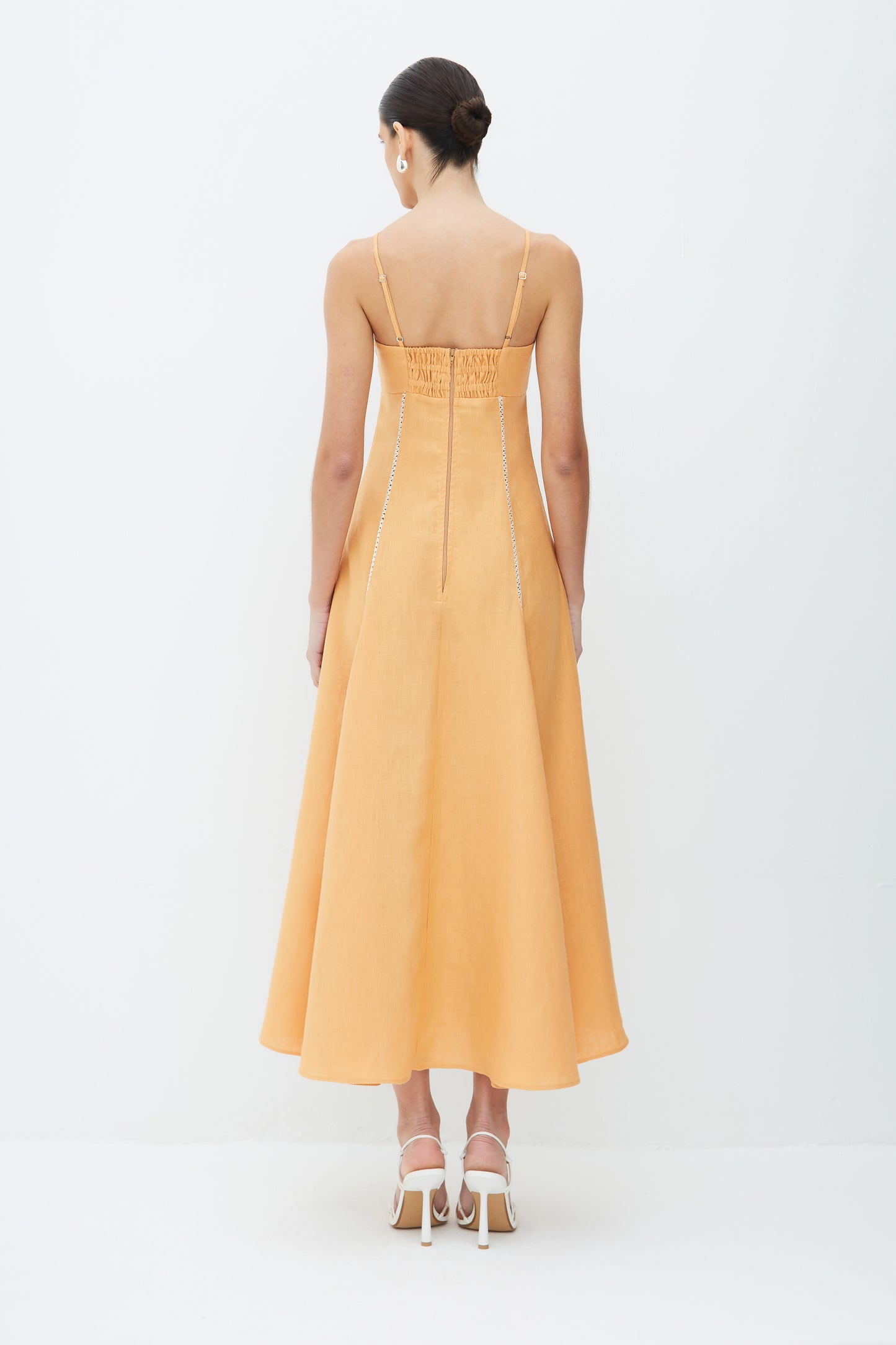 VESTIDO MIDI COM DETALHE DE ENTREMEIO ABERTURA BUSTO LARANJA PESSEGO