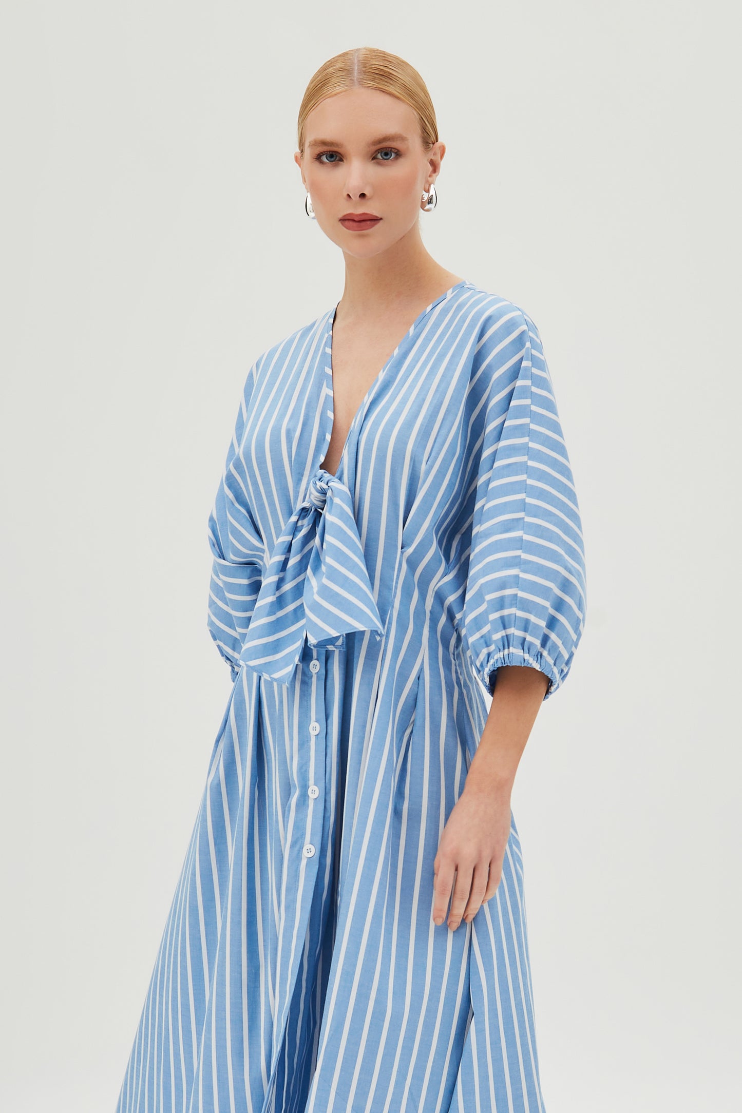 VESTIDO MIDI FLUIDO ACINTURADO COM MANGAS BUFANTES LISTRADO AZUL