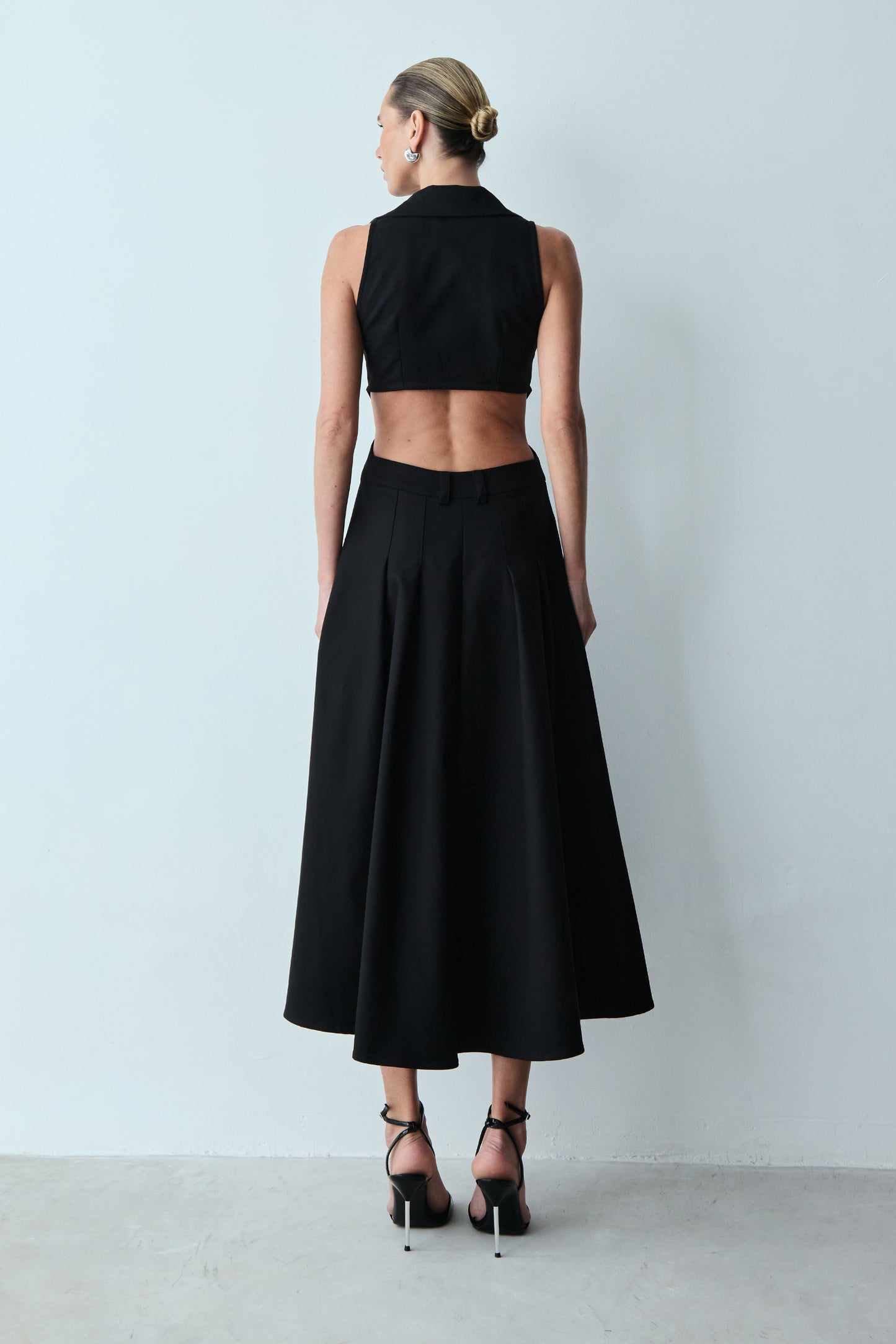 VESTIDO MIDI BOTOES FRONTAL ABERTURA COSTAS E GOLA PRETO