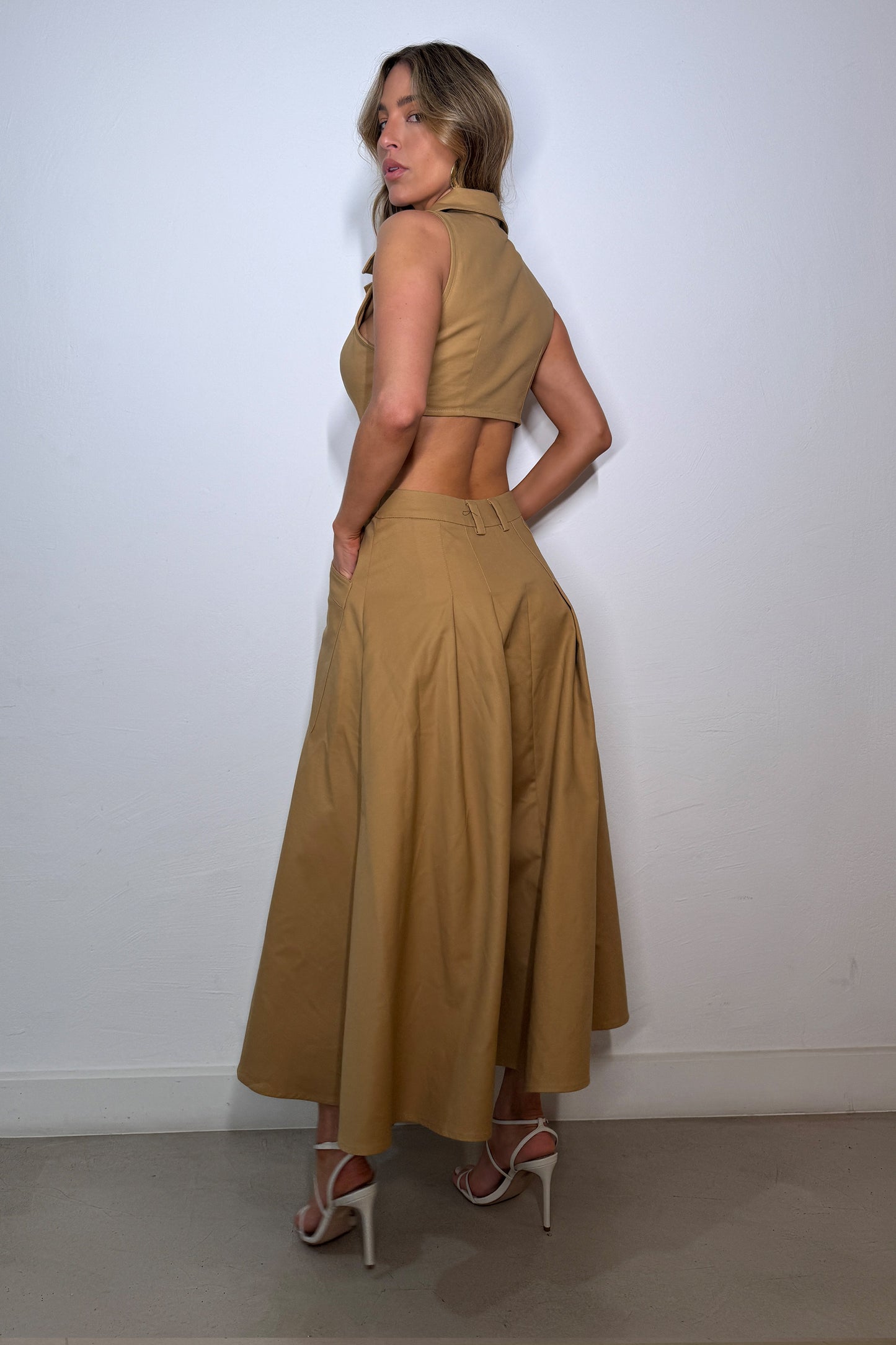 VESTIDO MIDI BOTOES FRONTAL ABERTURA COSTAS E GOLA KAKI