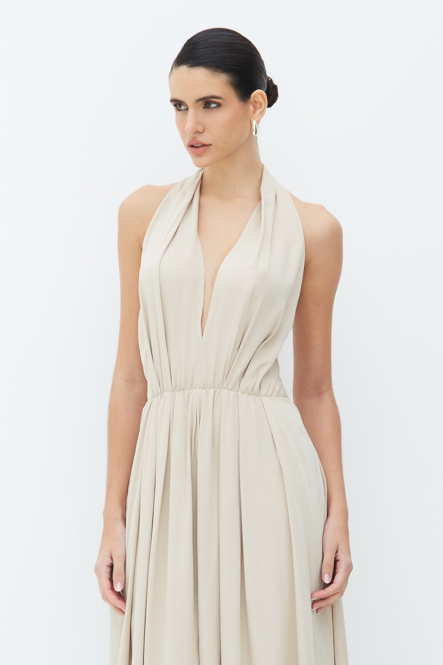 VESTIDO LONGO FRENTE UNICA COM AMARRACAO COSTAS AREIA