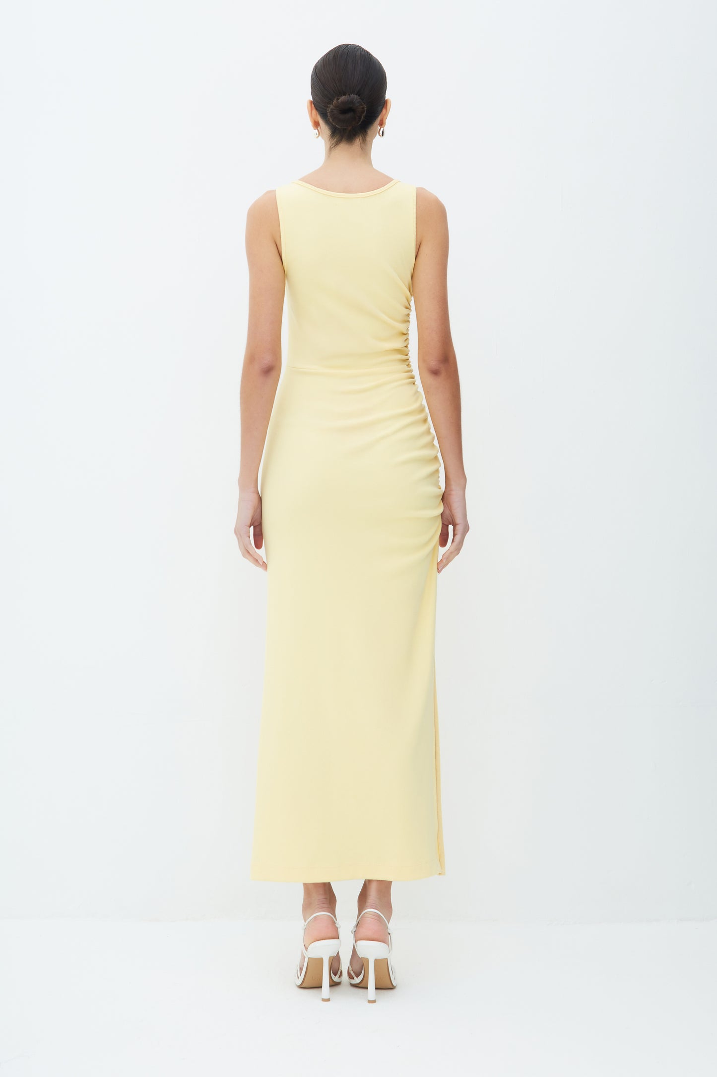 VESTIDO MIDI COM FRANZIDO E FENDA LATERAL AMARELO MANTEIGA