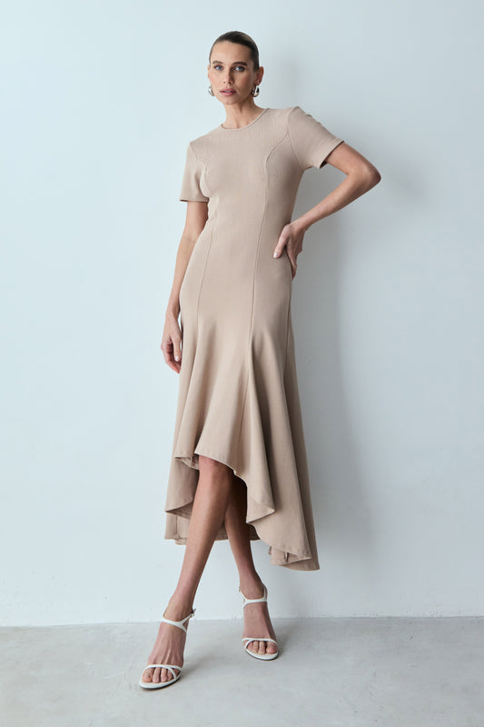 VESTIDO MIDI BARRA AMPLA ASSIMETRICA E RECORTES MARROM CLARO