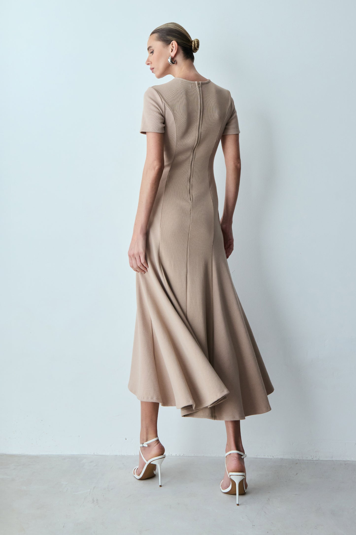 VESTIDO MIDI BARRA AMPLA ASSIMETRICA E RECORTES MARROM CLARO