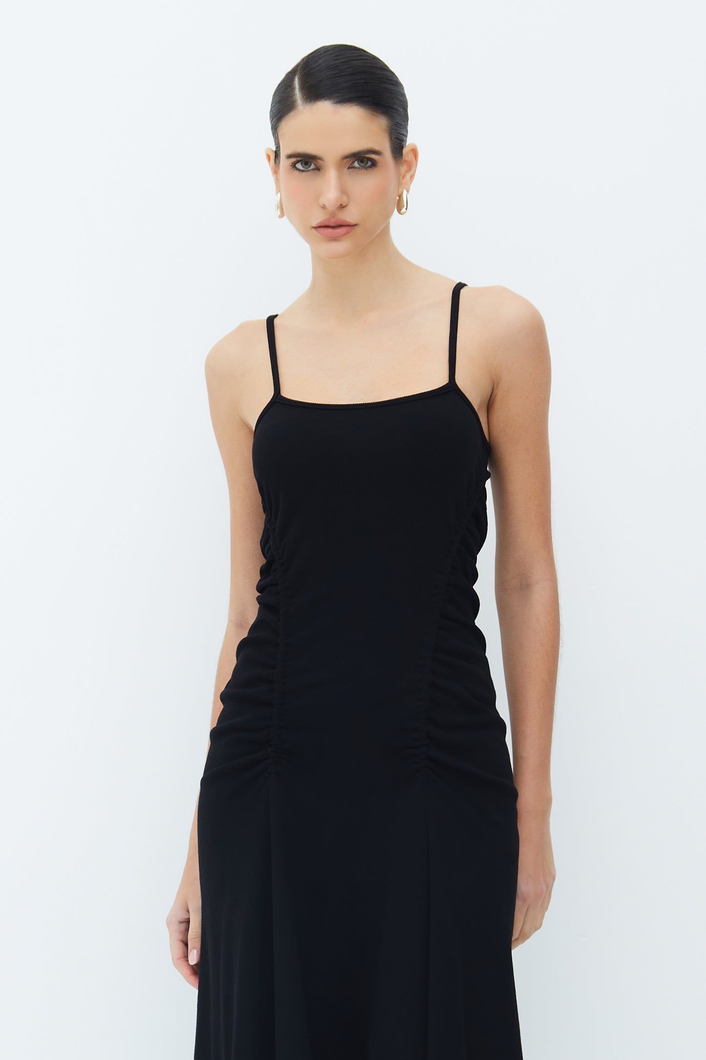 VESTIDO MIDI FRANZIDOS LATERAIS E BARRA ASSIMETRICA PRETO