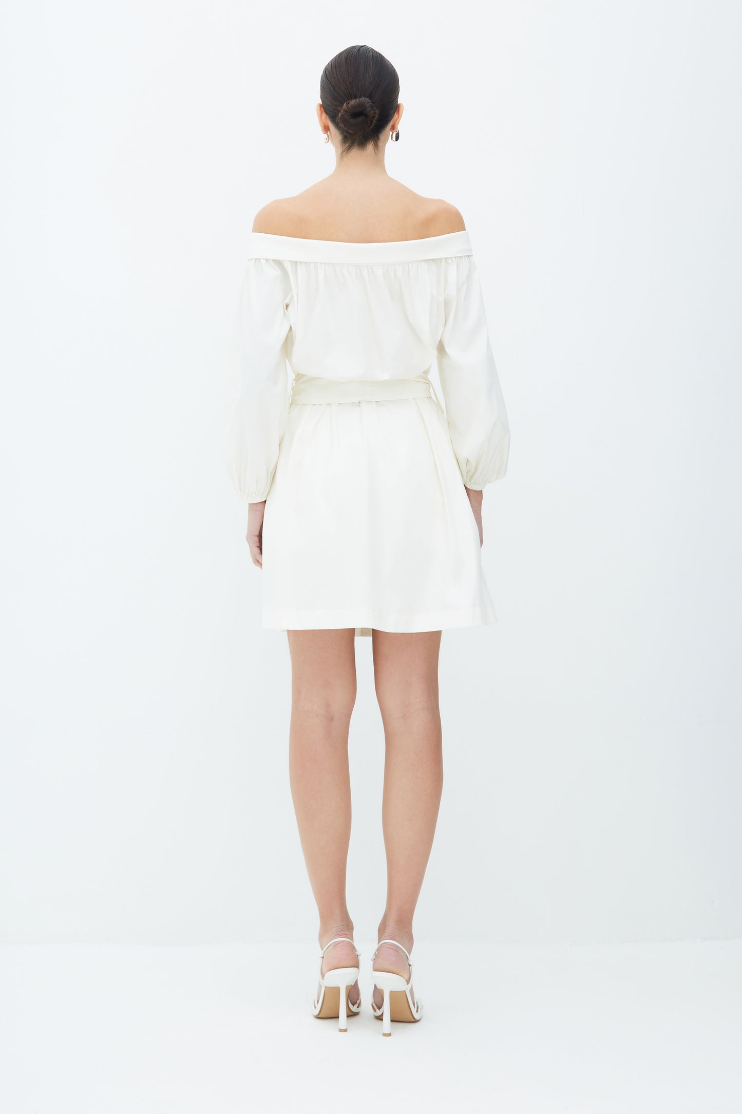 VESTIDO CURTO COM BOTOS FRONTAL E FAIXA PARA AMARRACAO OFF WHITE