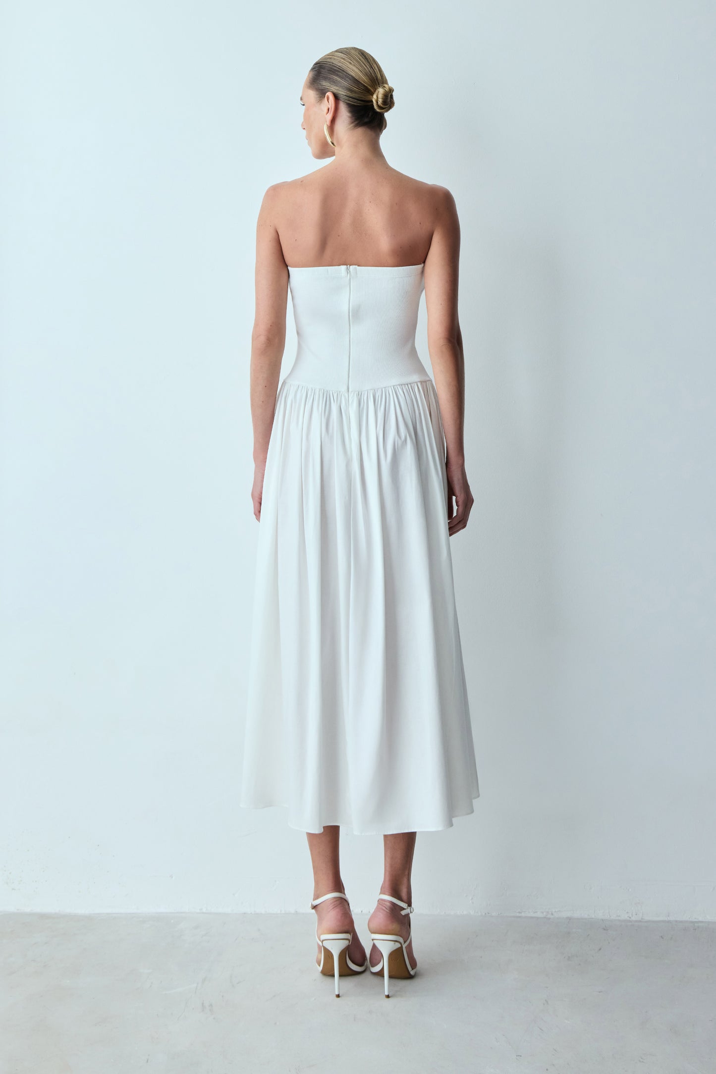 VESTIDO MIDI TOMARA QUE CAIA SAIA AMPLA E BOLSOS OFF WHITE
