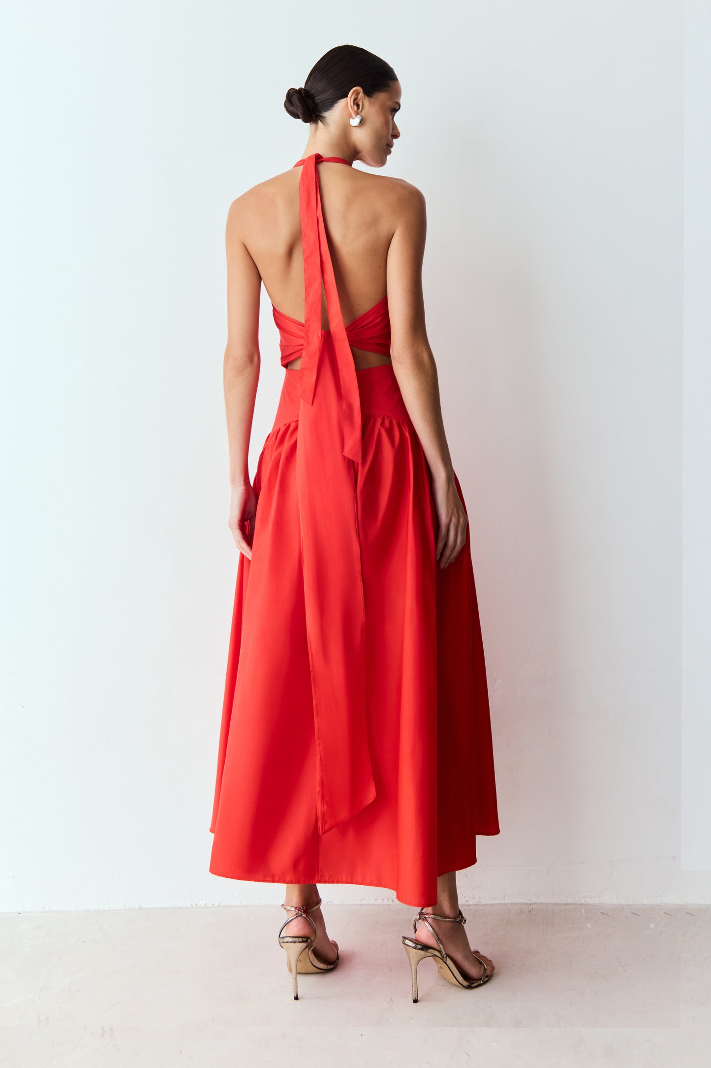 VESTIDO MIDI AMARRACAO COSTAS E PESCOCO BARRA AMPLA PRETO VERMELHO