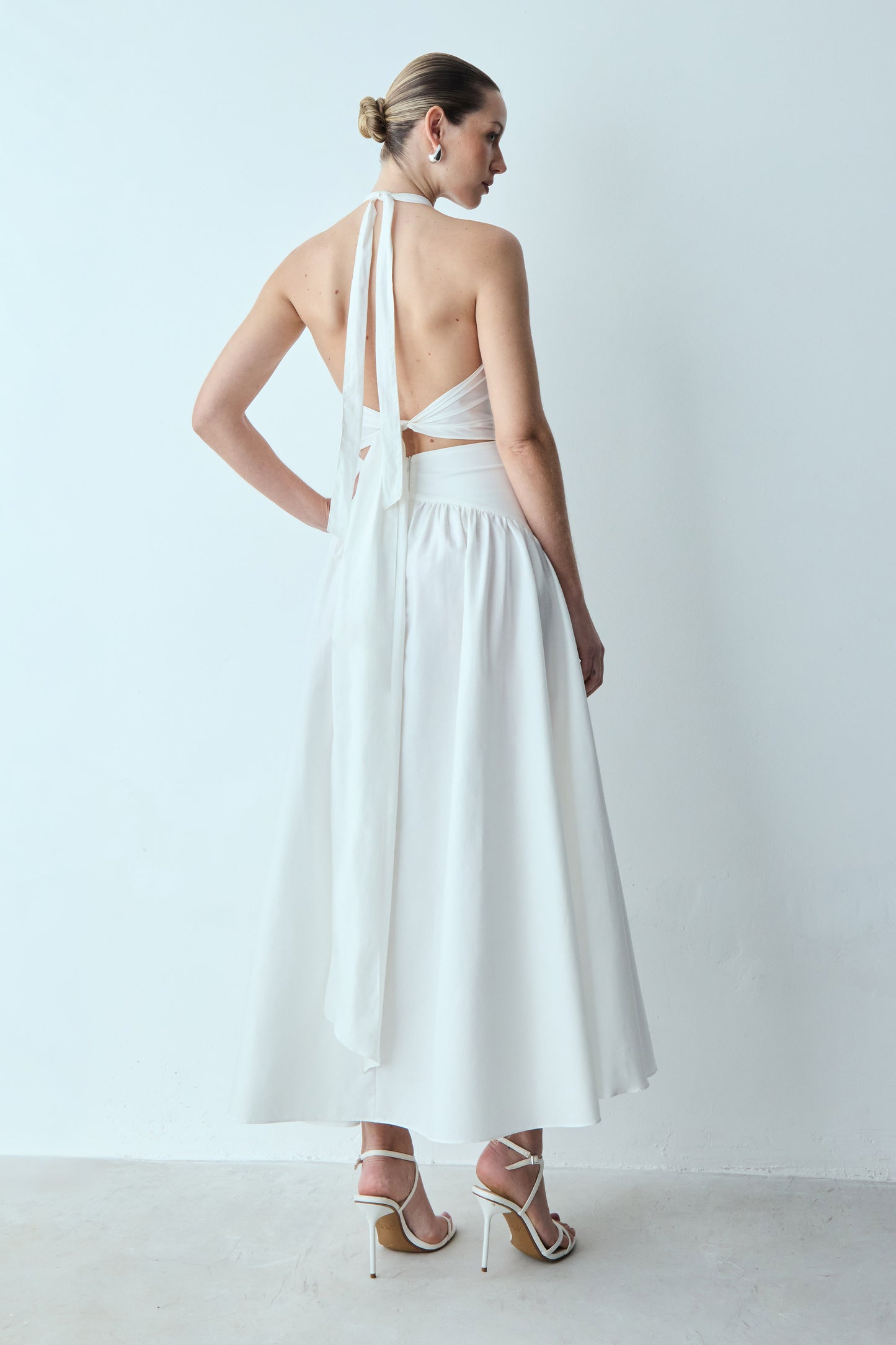 VESTIDO MIDI AMARRACAO COSTAS E PESCOCO BARRA AMPLA OFF WHITE