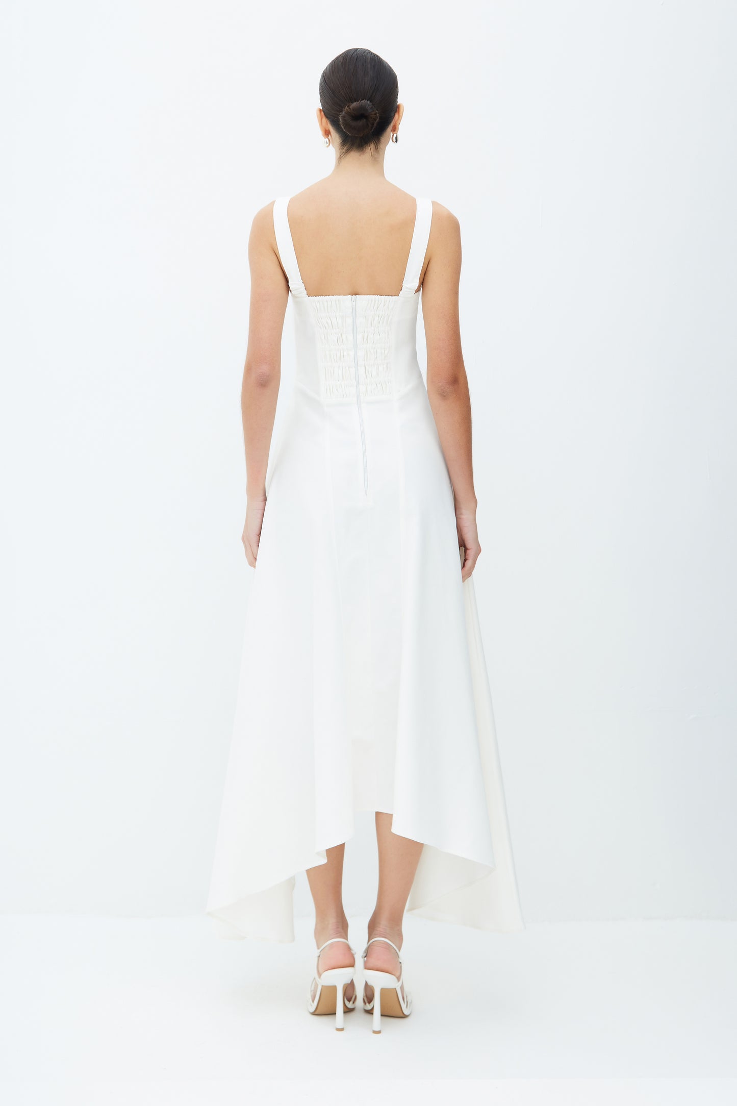 VESTIDO MIDI ALCA LARGA RECORTESE BARRA ASSIMETRICA OFF WHITE