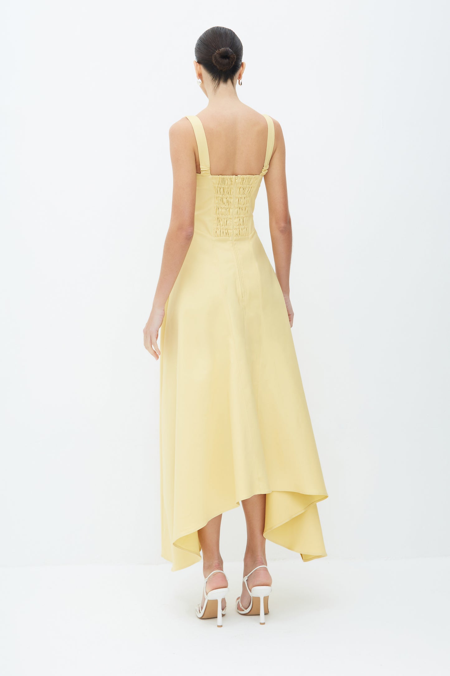 VESTIDO MIDI ALCA LARGA RECORTESE BARRA ASSIMETRICA AMARELO MANTEIGA