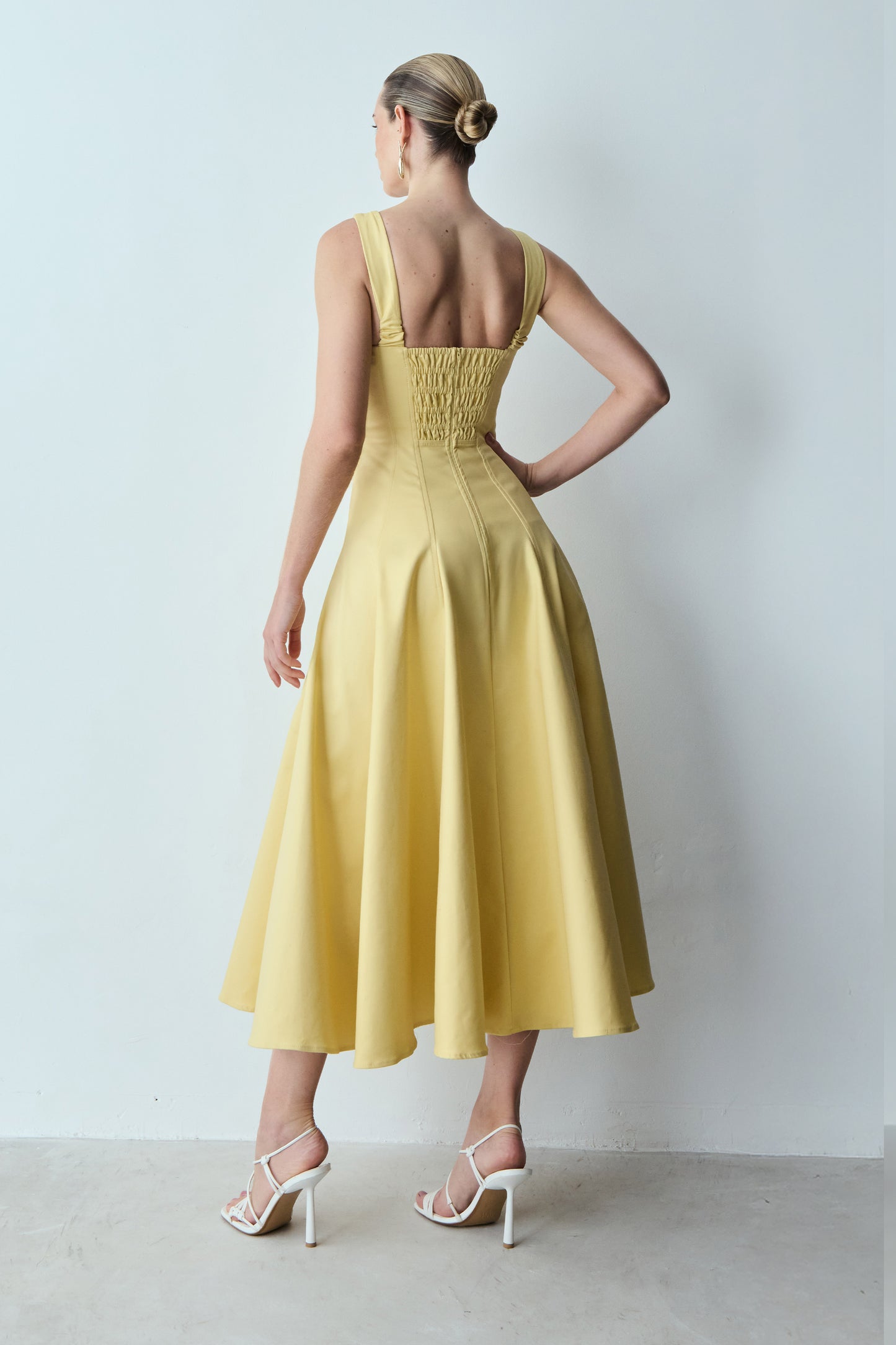 VESTIDO MIDI RECORTES PESPONTADOS E SAIA GODE AMARELO MANTEIGA