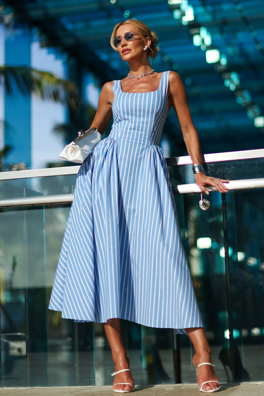 VESTIDO MIDI DECOTE RETO E SAIA AMPLA LISTRADO AZUL