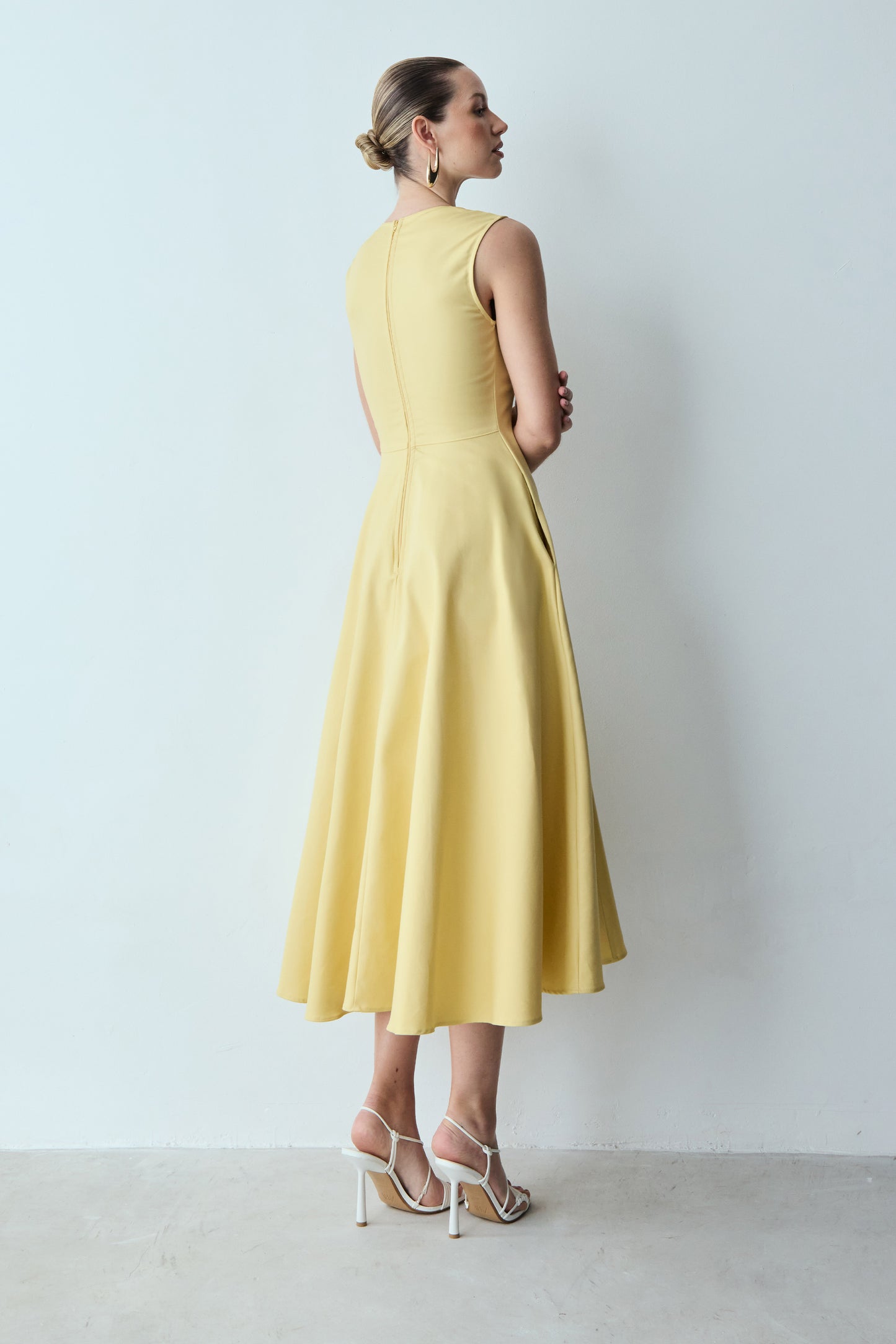 VESTIDO MIDI SAIA GODE COM RECORTES FRONTAL AMARELO MANTEIGA