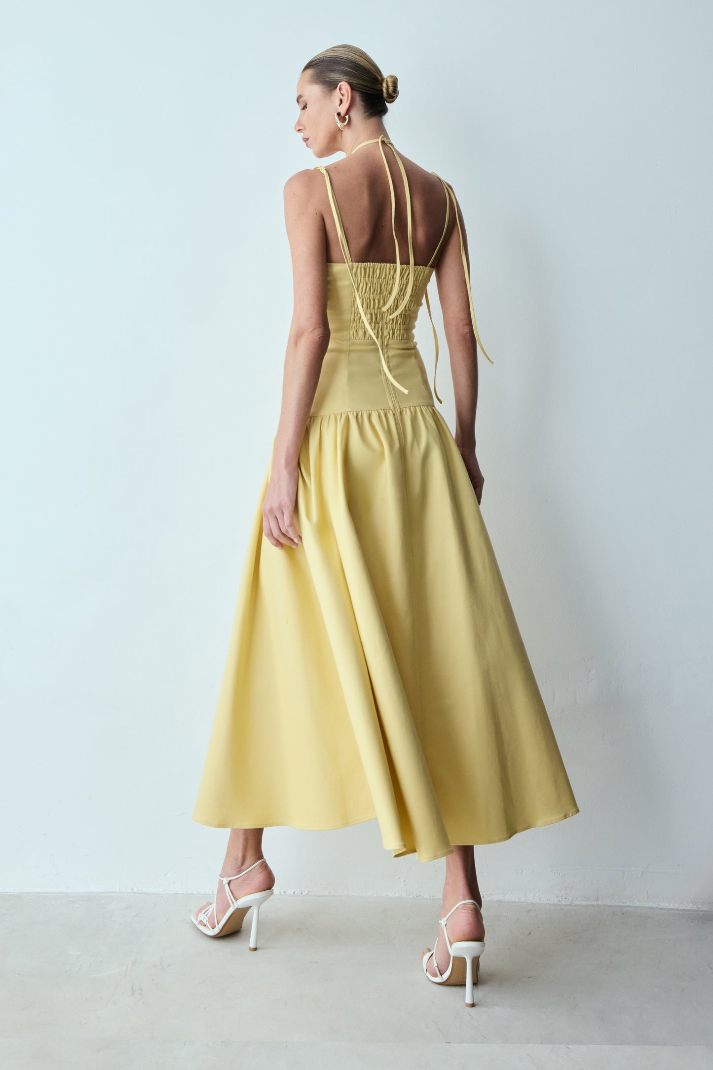 VESTIDO MIDI ACINTURADO AMARRACAO OMBROS E PESCOCO AMARELO MANTEIGA