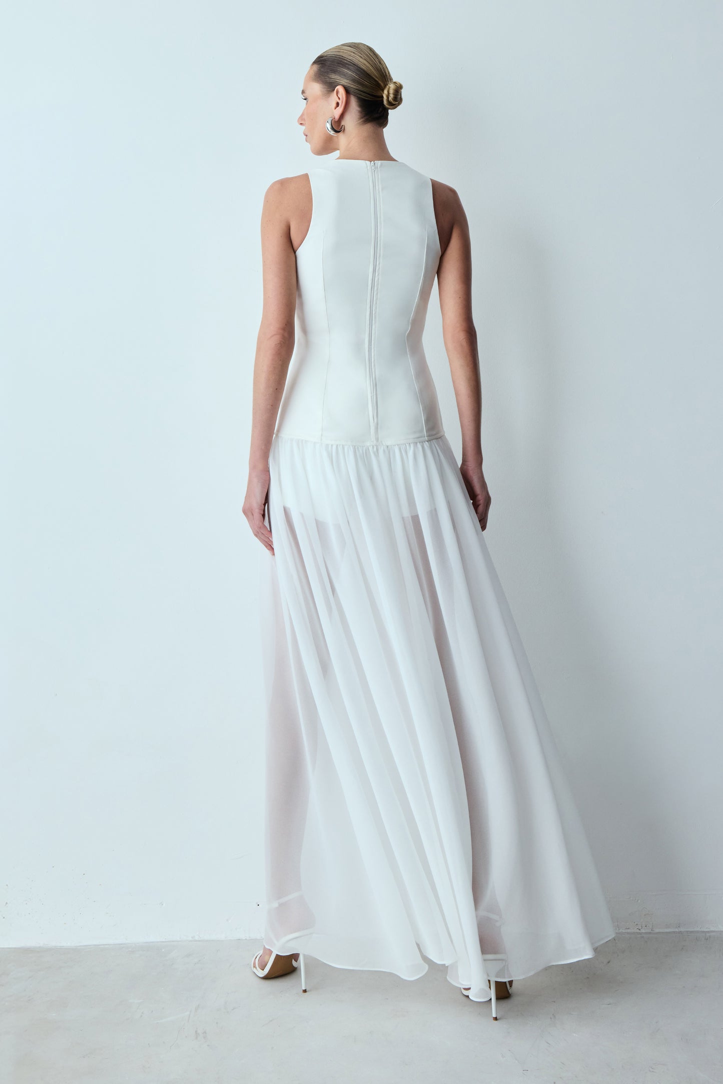 VESTIDO LONGO COM CORPO ESTRUTURADO E BARRA FLUIDA OFF WHITE