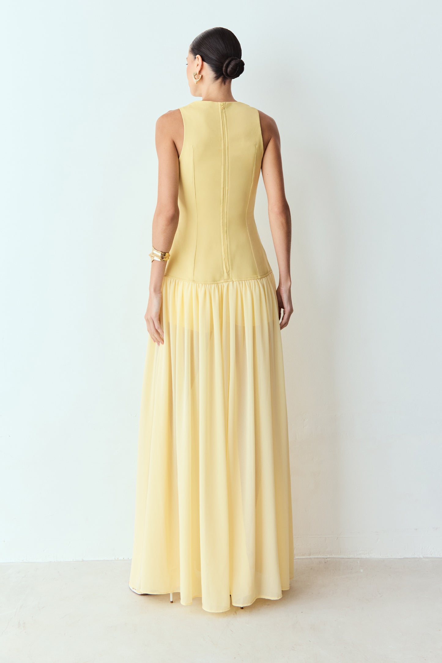 VESTIDO LONGO COM CORPO ESTRUTURADO E BARRA FLUIDA AMARELO MANTEIGA