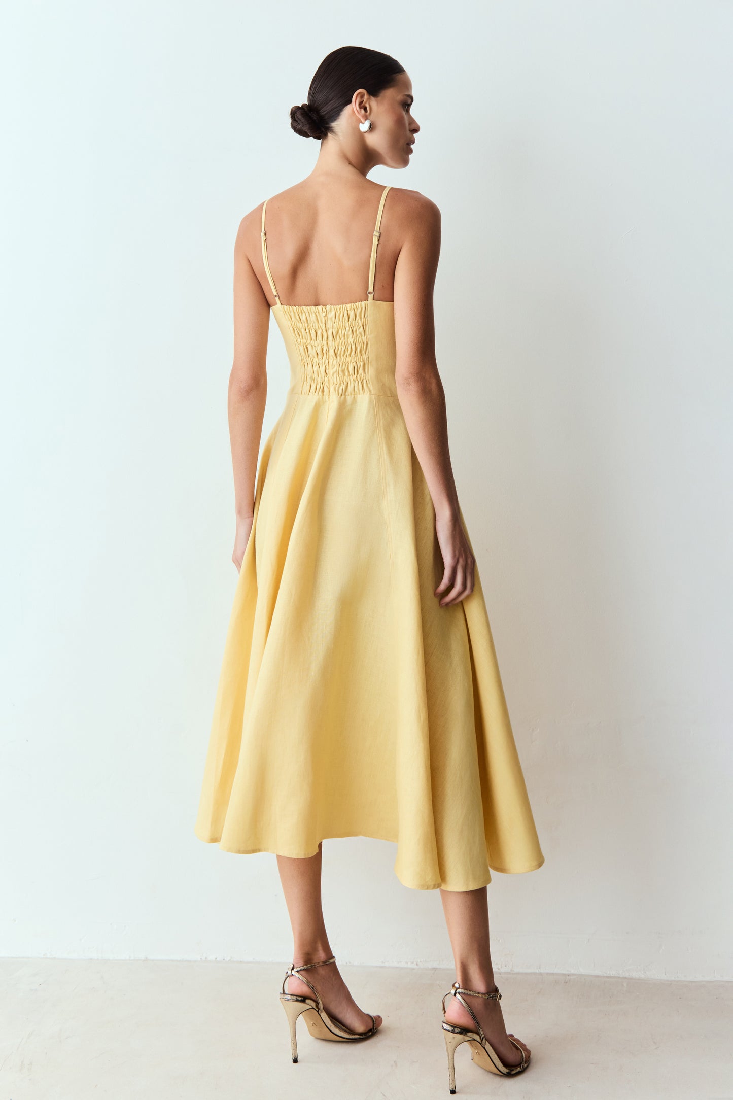 VESTIDO MIDI TORCAO BUSTO E RECORTE FRONTAL CINTURA AMARELO MANTEIGA