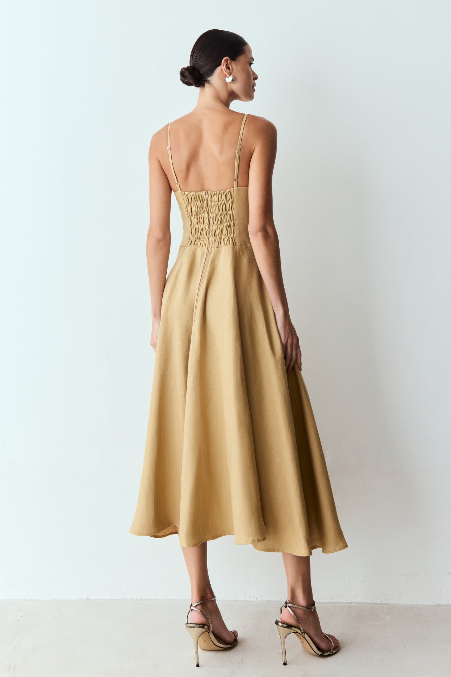 VESTIDO MIDI TORCAO BUSTO E RECORTE FRONTAL CINTURA KAKI DUNA