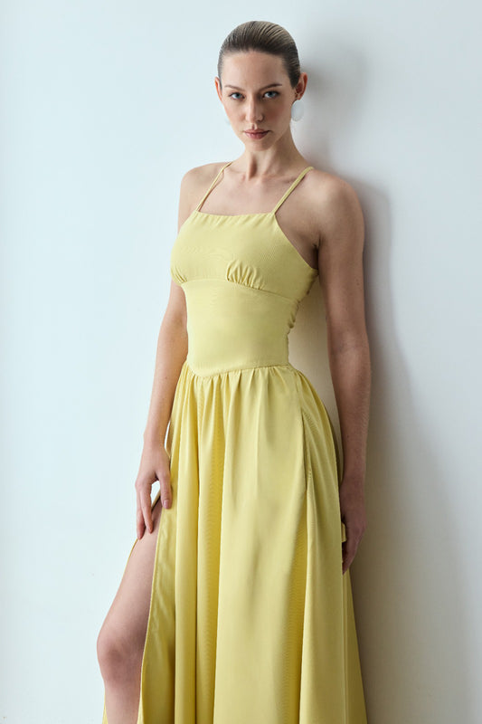 VESTIDO MIDI ACINTURADO DECOTE RETO AMARRAÇÃO COSTAS AMARELO MANTEIGA