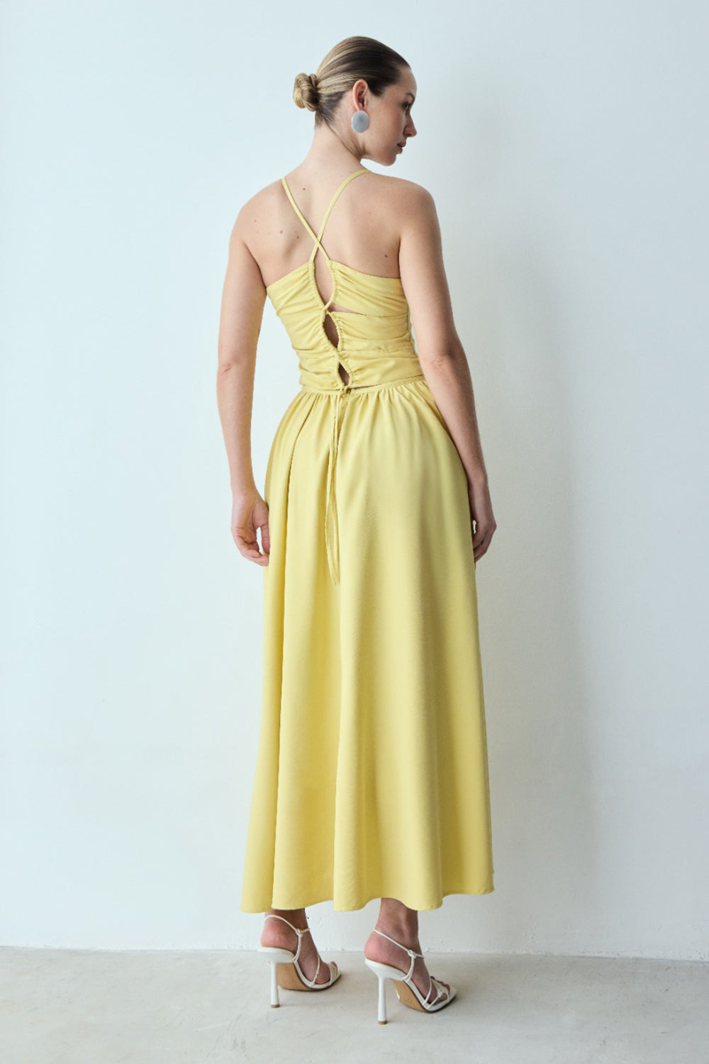 VESTIDO MIDI ACINTURADO DECOTE RETO AMARRAÇÃO COSTAS AMARELO MANTEIGA