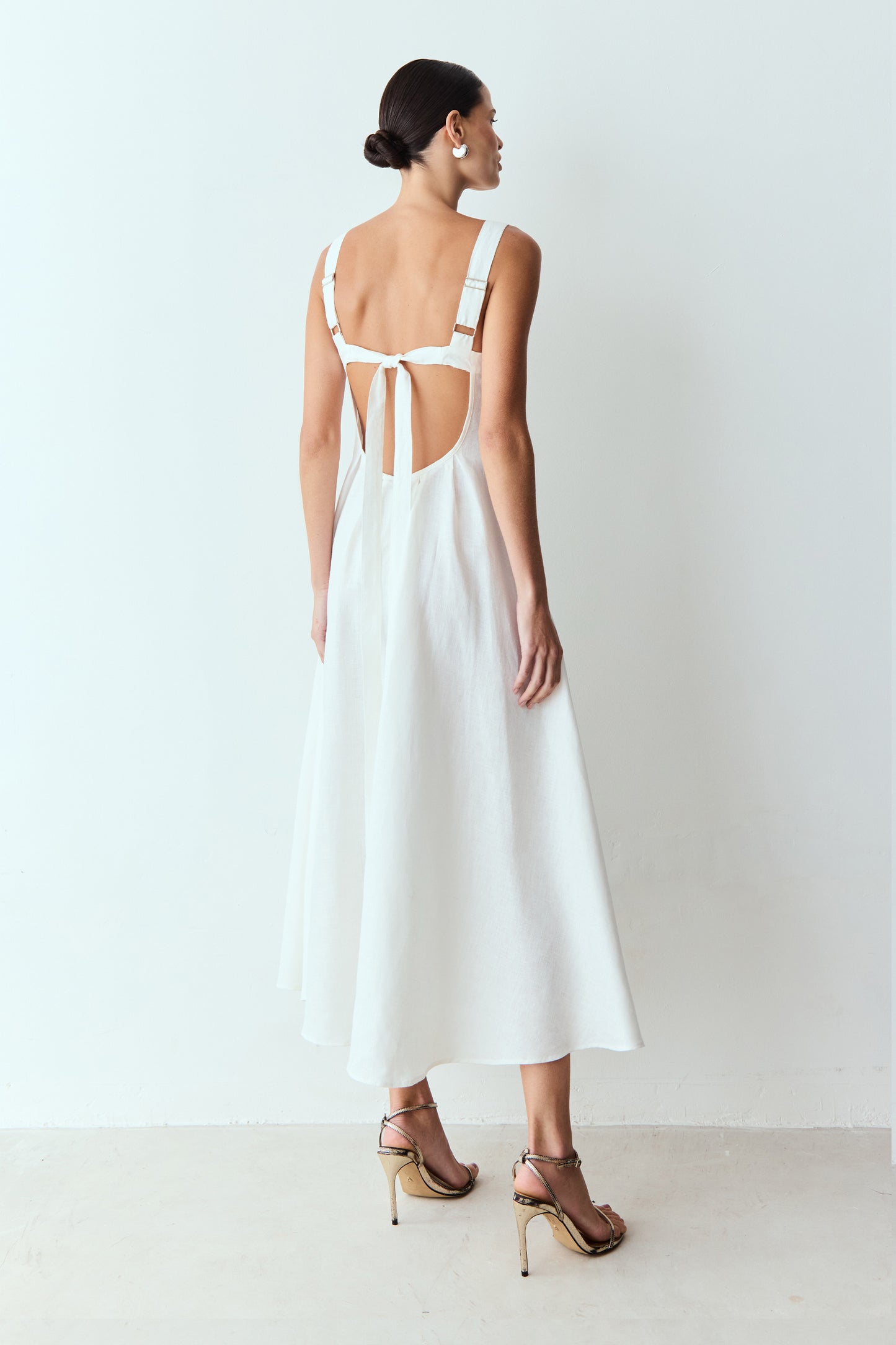 VESTIDO MIDI COM PREGAS COSTAS ABERTAS E AMARRACAO BRANCO