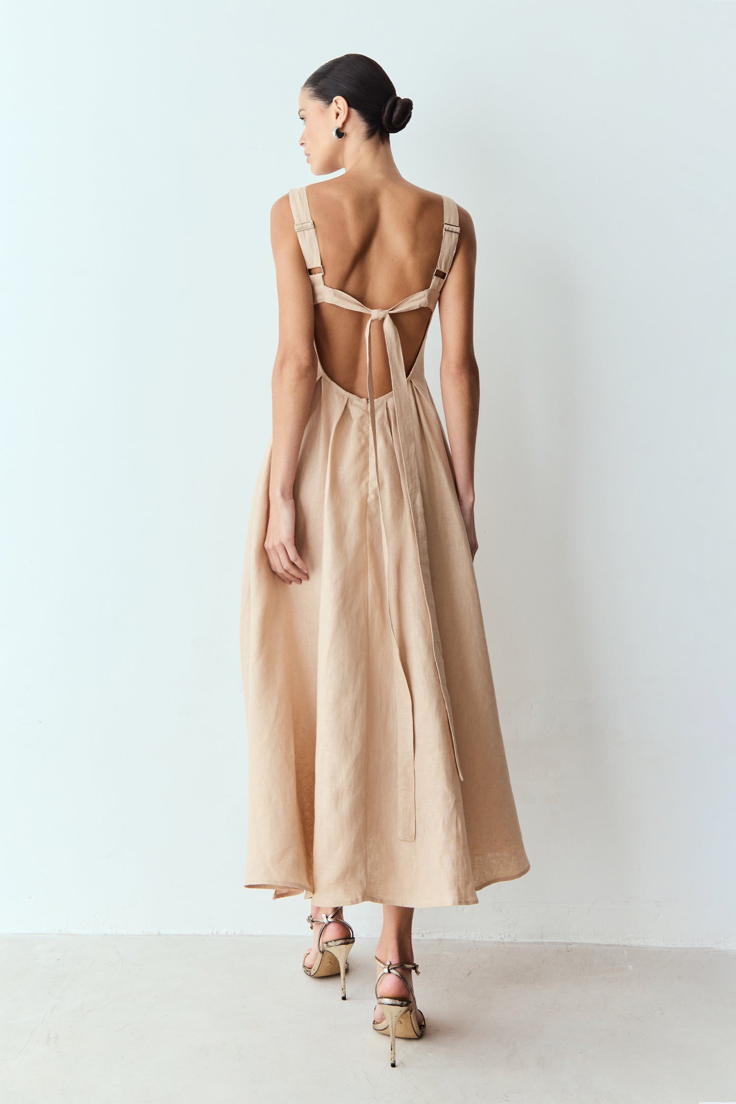 VESTIDO MIDI COM PREGAS COSTAS ABERTAS E AMARRACAO KAKI CLARO