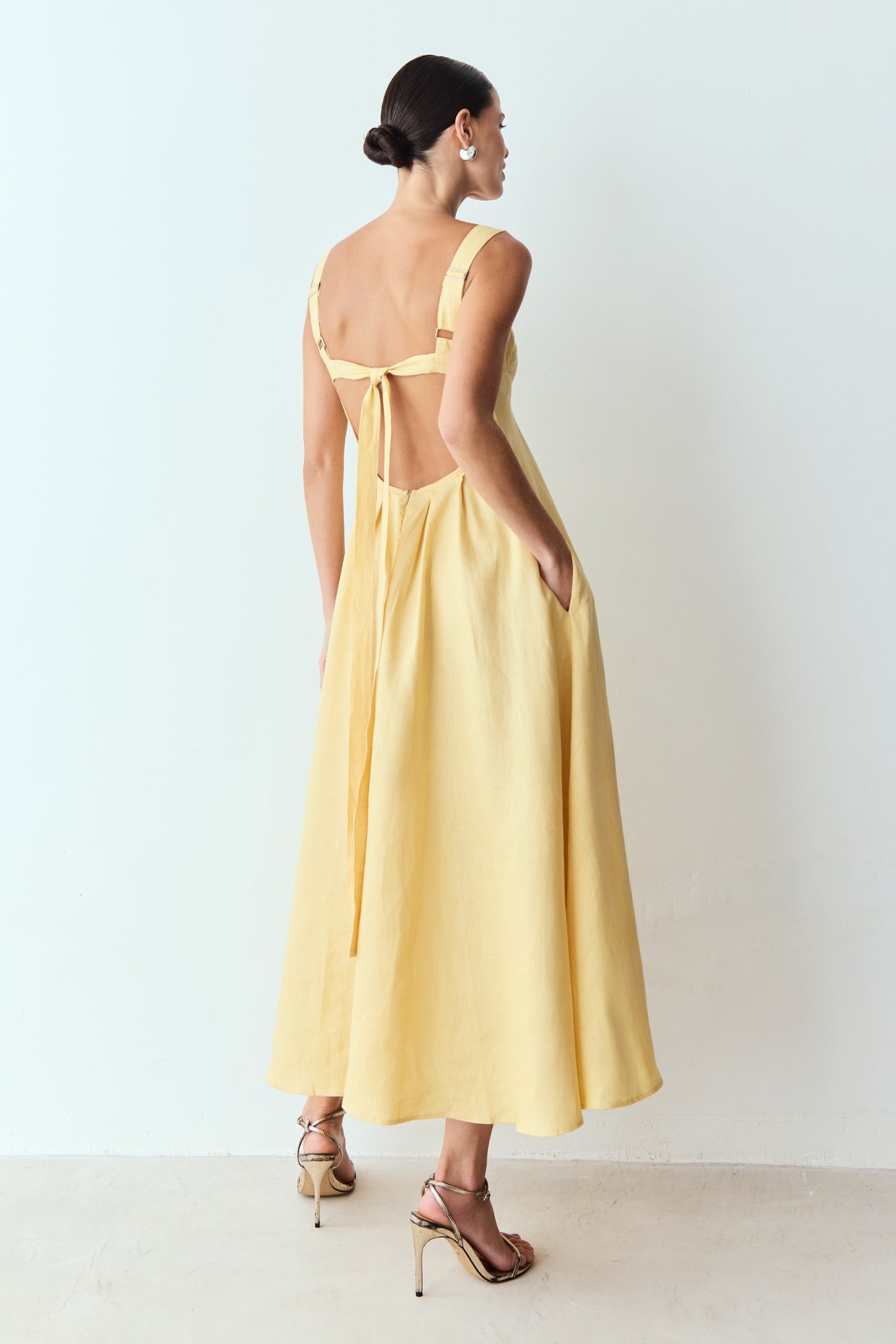 VESTIDO MIDI COM PREGAS COSTAS ABERTAS E AMARRACAO AMARELO MANTEIGA