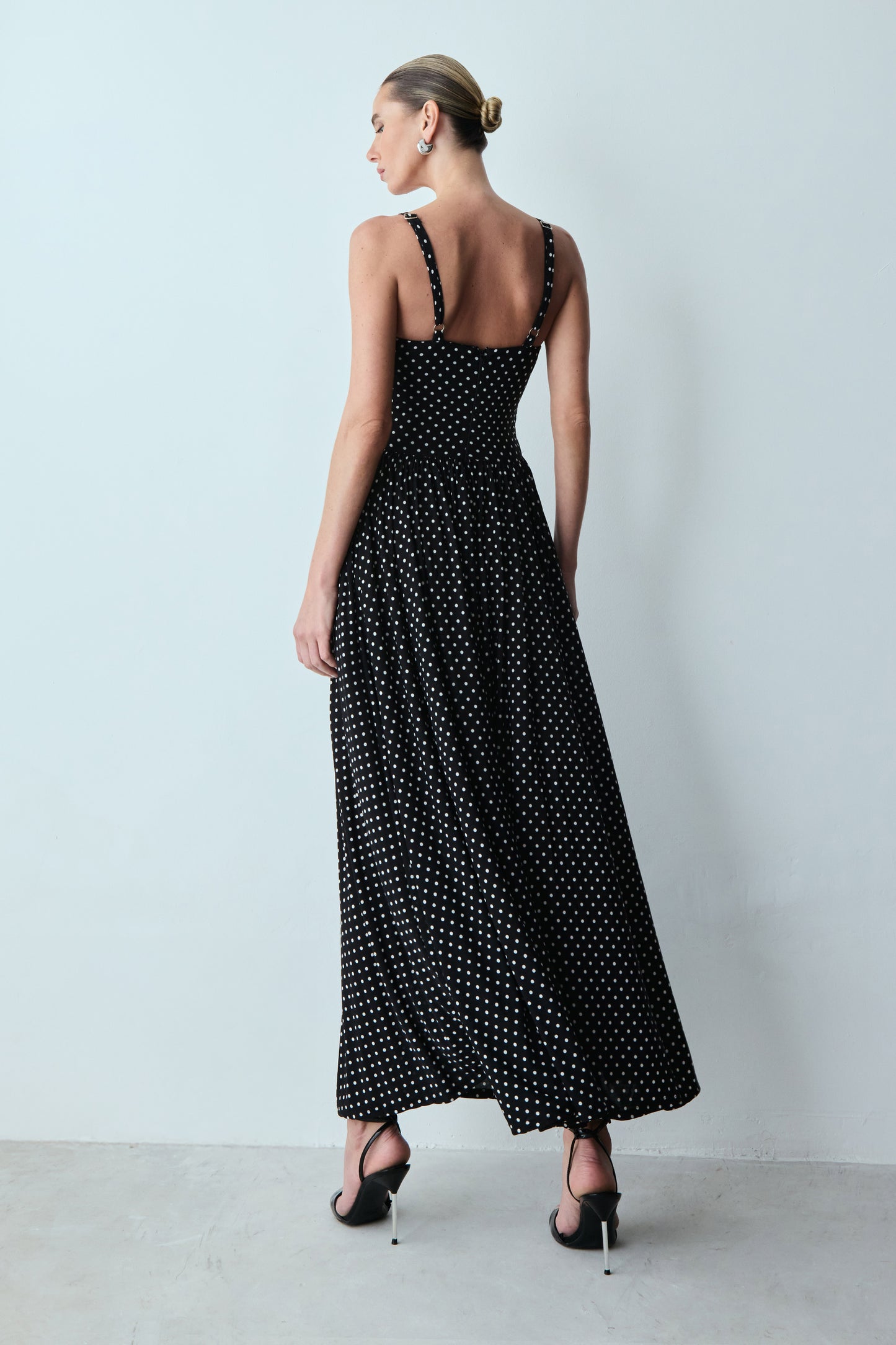 VESTIDO MIDI ALÇAS FINAS E FENDA LATERAL POÁ PRETO