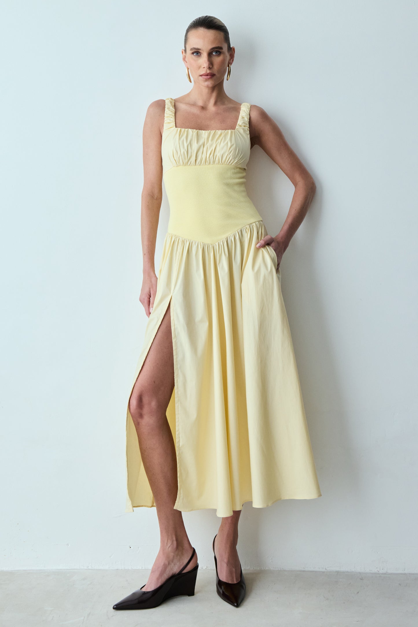 VESTIDO MIDI DECOTE RETO COM FRANZIDOS BUSTO E ALÇAS AMARELO MANTEIGA