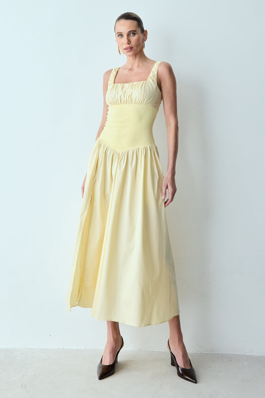 VESTIDO MIDI DECOTE RETO COM FRANZIDOS BUSTO E ALÇAS AMARELO MANTEIGA