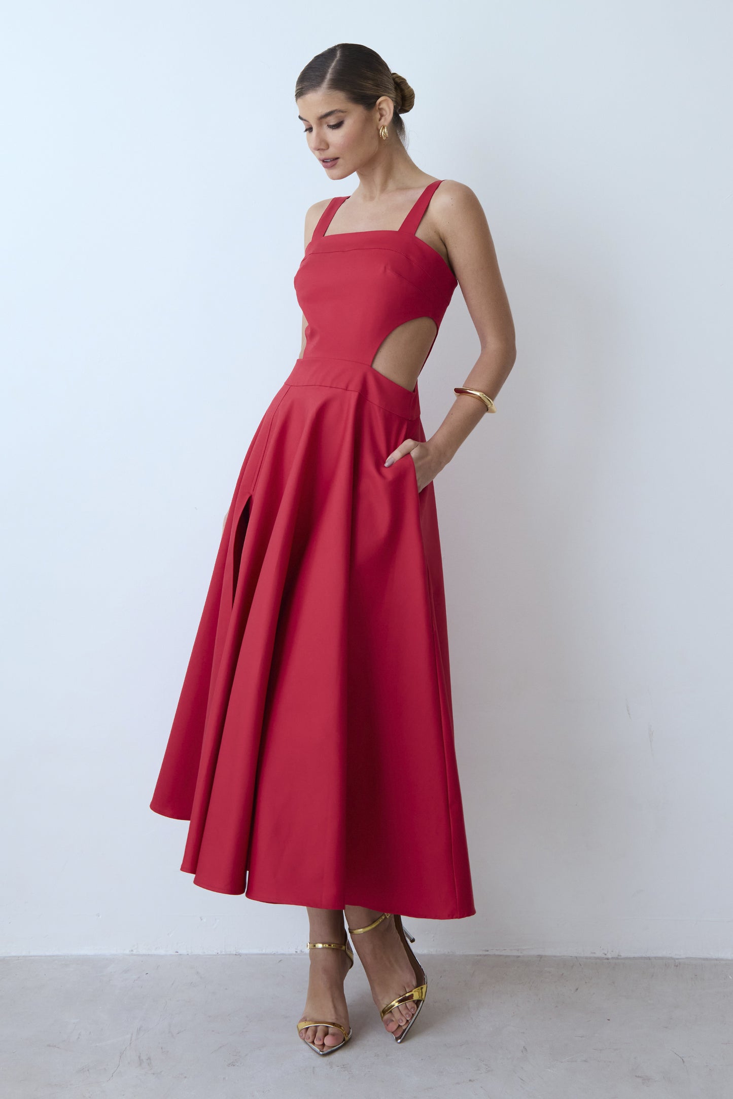 VESTIDO MIDI COM DECOTE RETO E ABERTURA LATERAIS VERMELHO