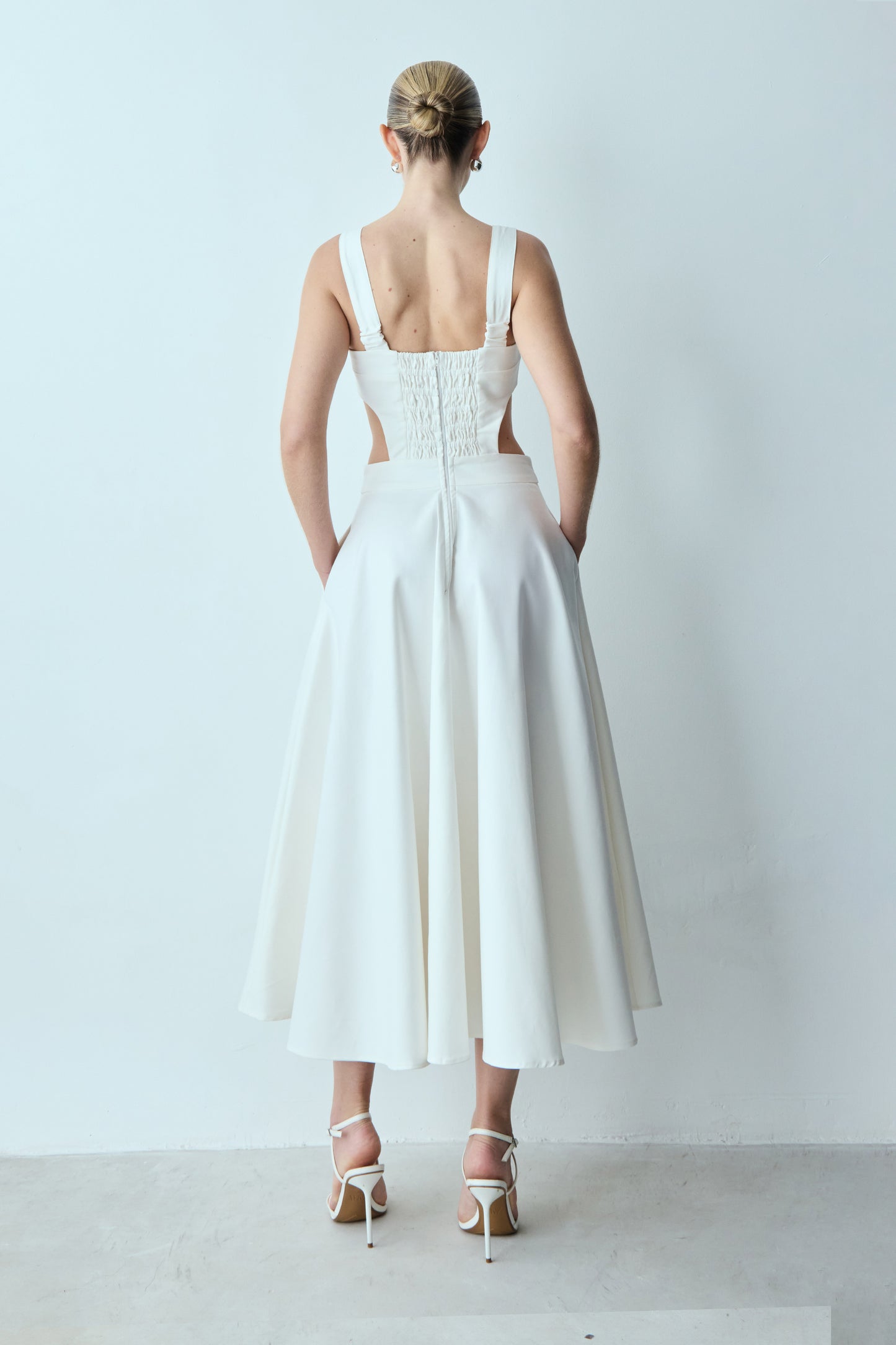 VESTIDO MIDI COM DECOTE RETO E ABERTURA LATERAIS OFF WHITE