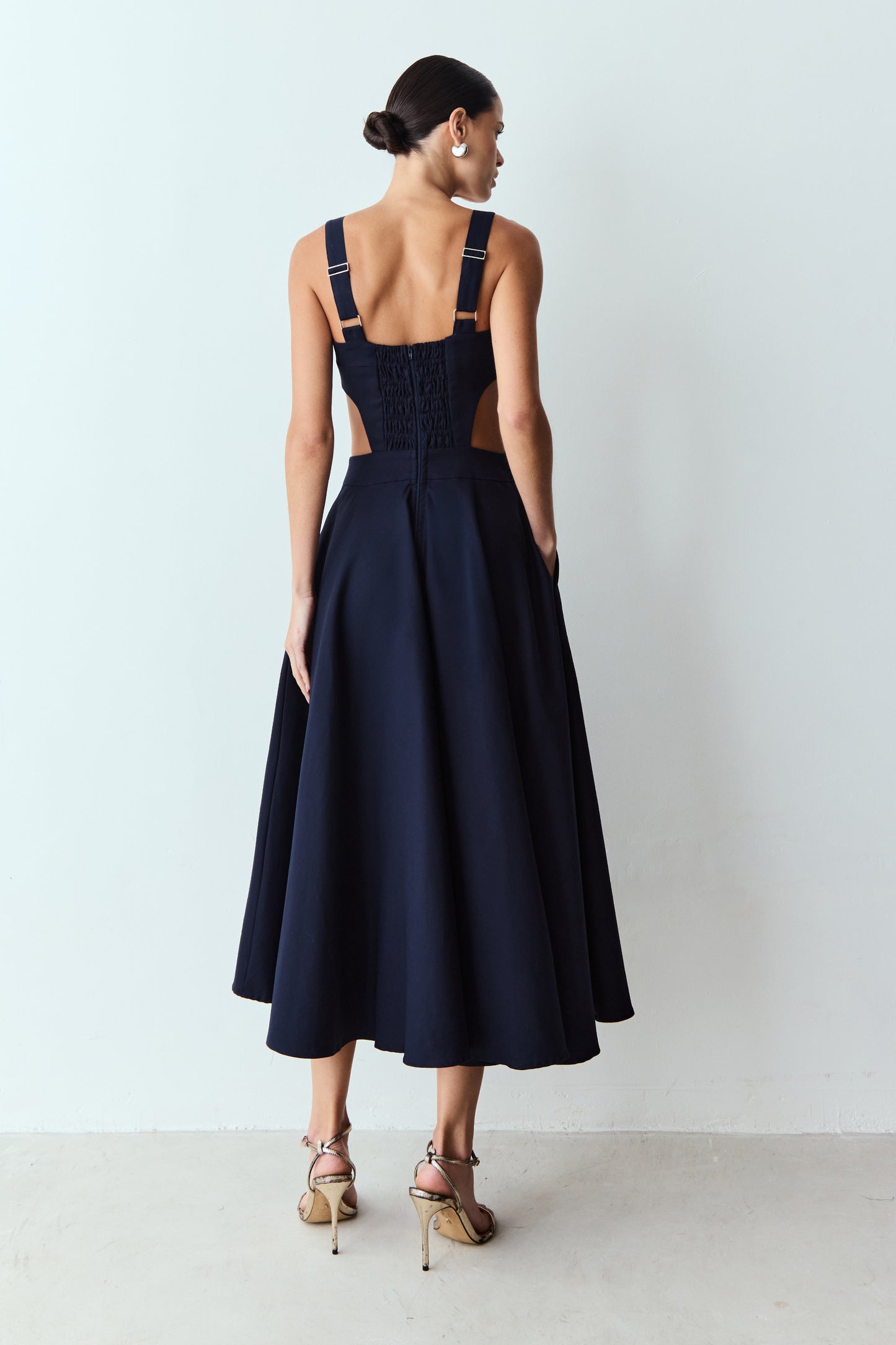 VESTIDO MIDI COM DECOTE RETO E ABERTURA LATERAIS AZUL MARINHO