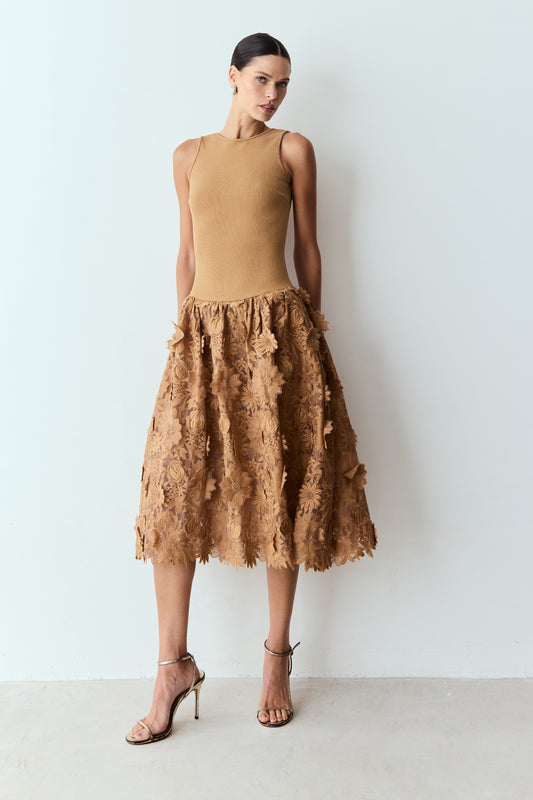 VESTIDO MIDI DECOTE U COSTAS E SAIA DE TULE BORDADO KAKI