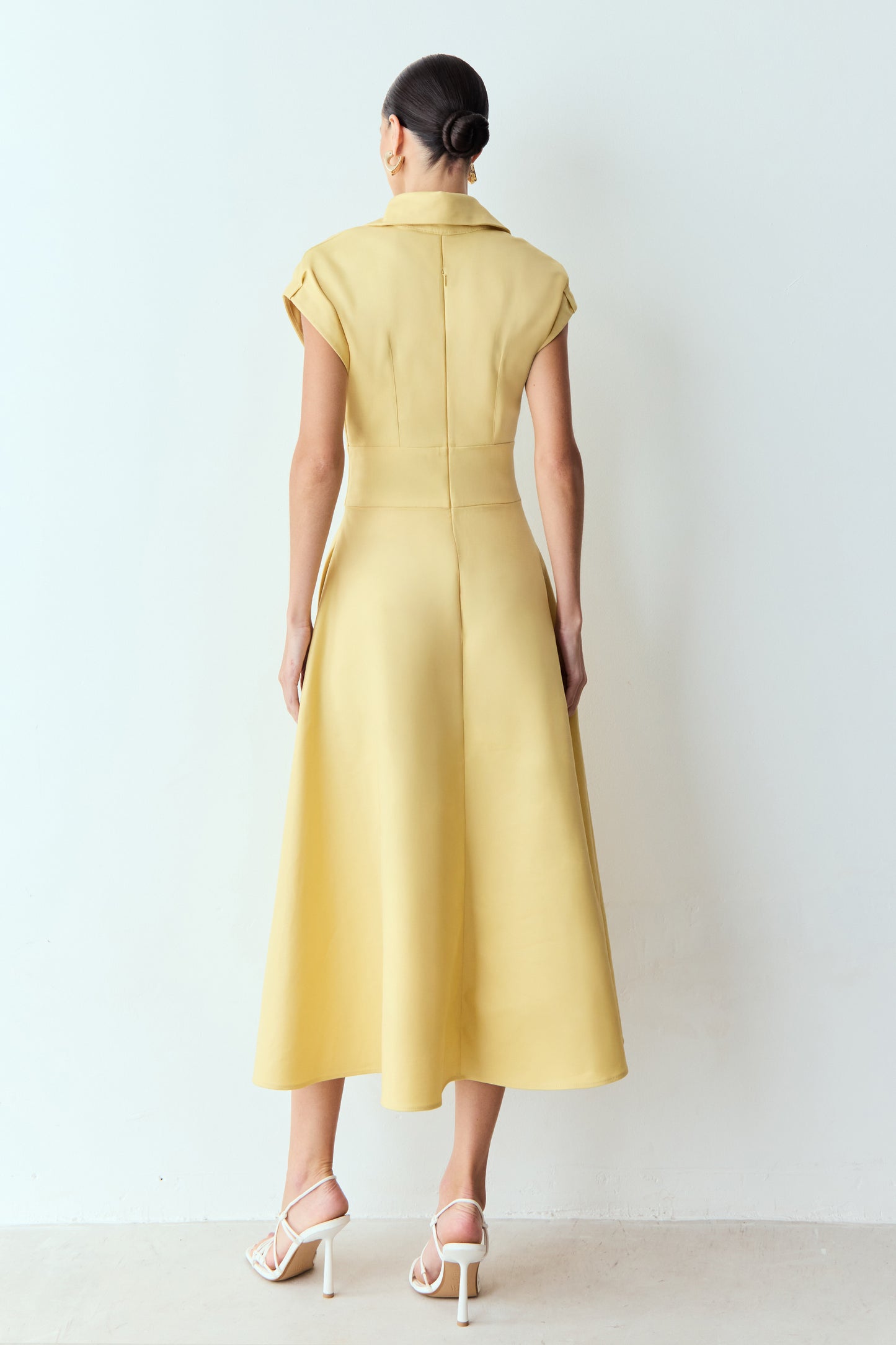 VESTIDO MIDI COS LARGO DECOTE V E GOLA TRADICIONAL AMARELO MANTEIGA