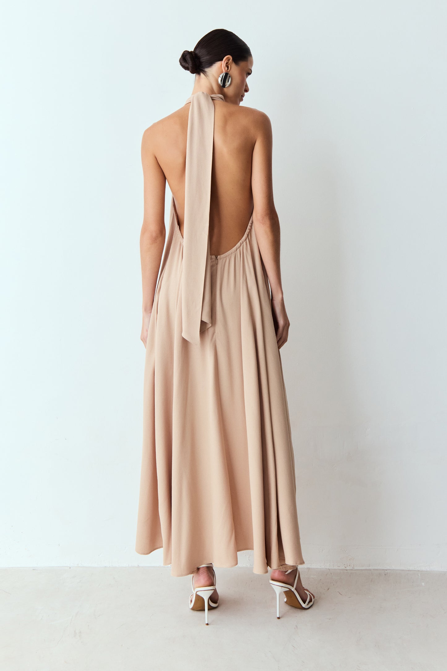 VESTIDO MIDI FRENTE UNICA GOLA ALTA CAIMENTO AMPLO KAKI