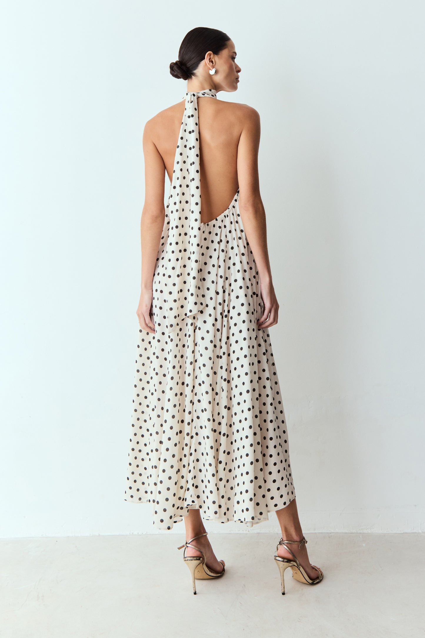 VESTIDO MIDI FRENTE UNICA GOLA ALTA CAIMENTO AMPLO POÁ BRANCO COM PRETO