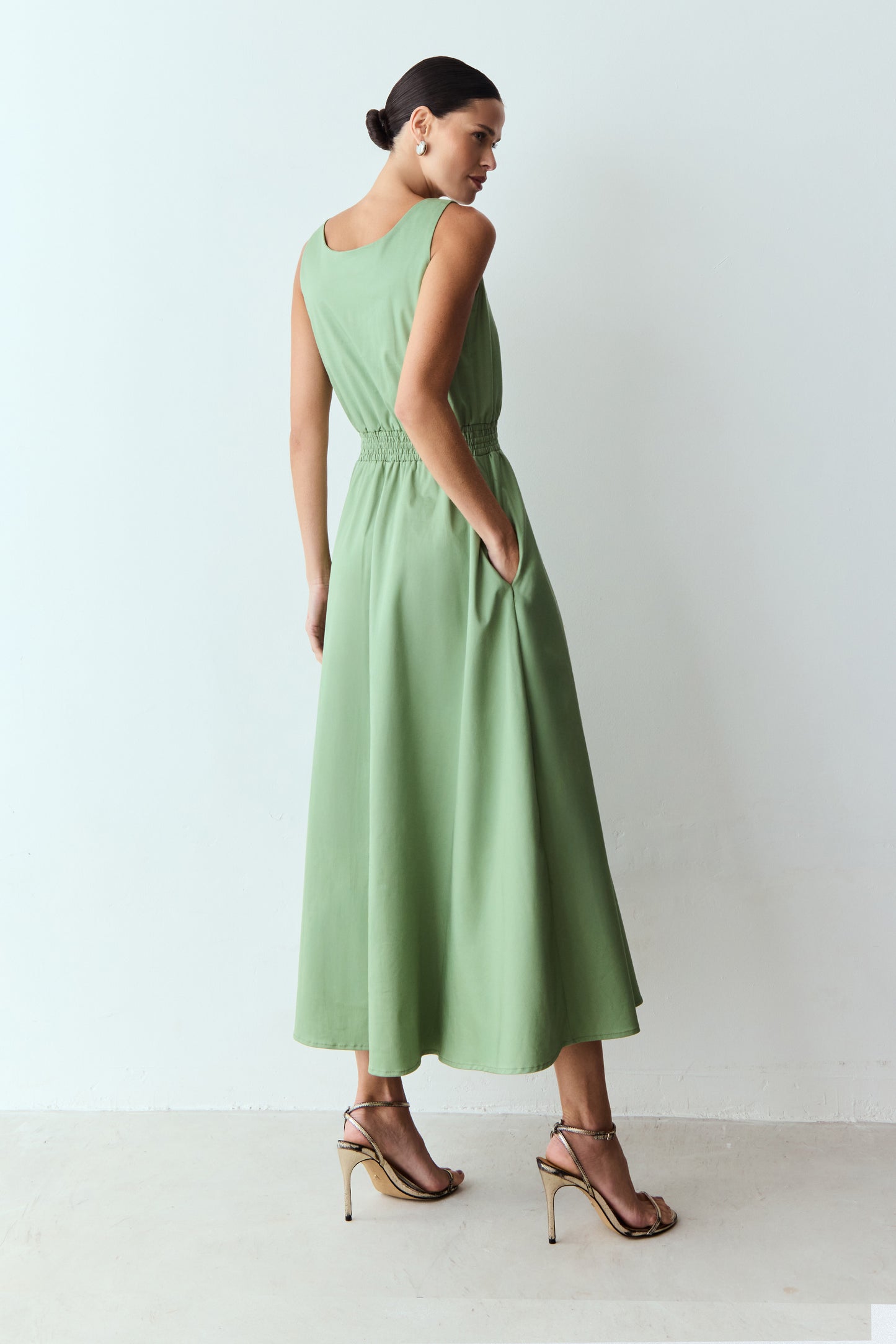 VESTIDO MIDI ELASTICO NA CINTURA E BOTOES FRONTAL VERDE CLARO