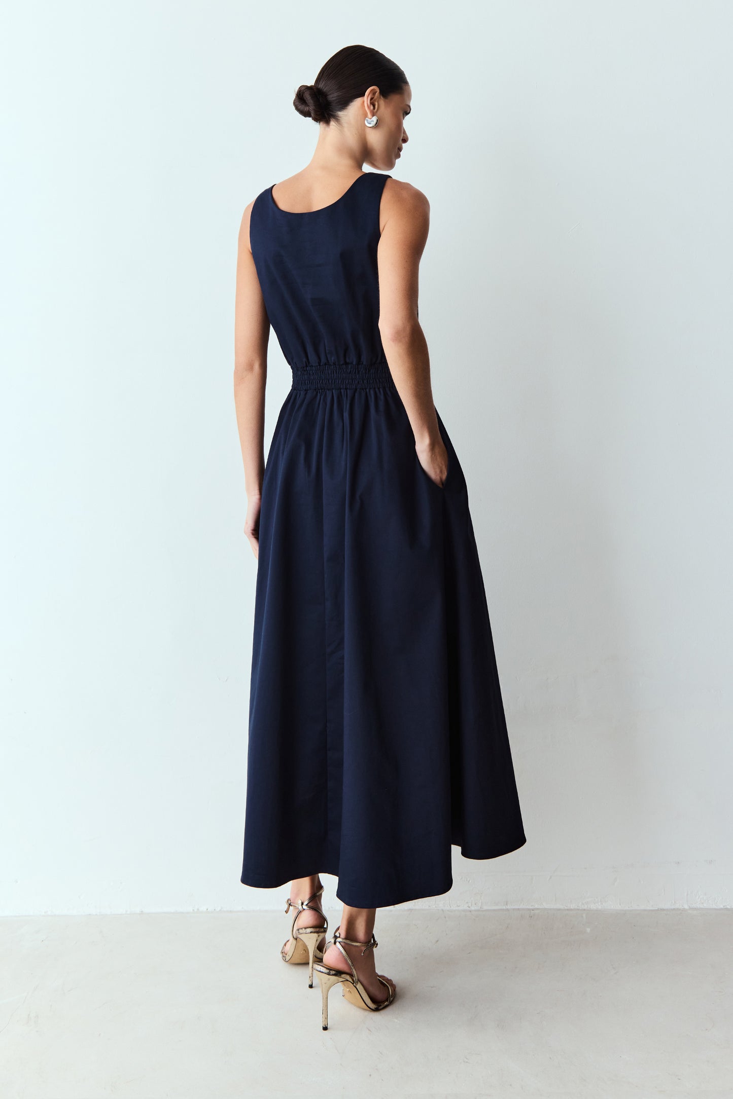 VESTIDO MIDI ELASTICO NA CINTURA E BOTOES FRONTAL AZUL MARINHO