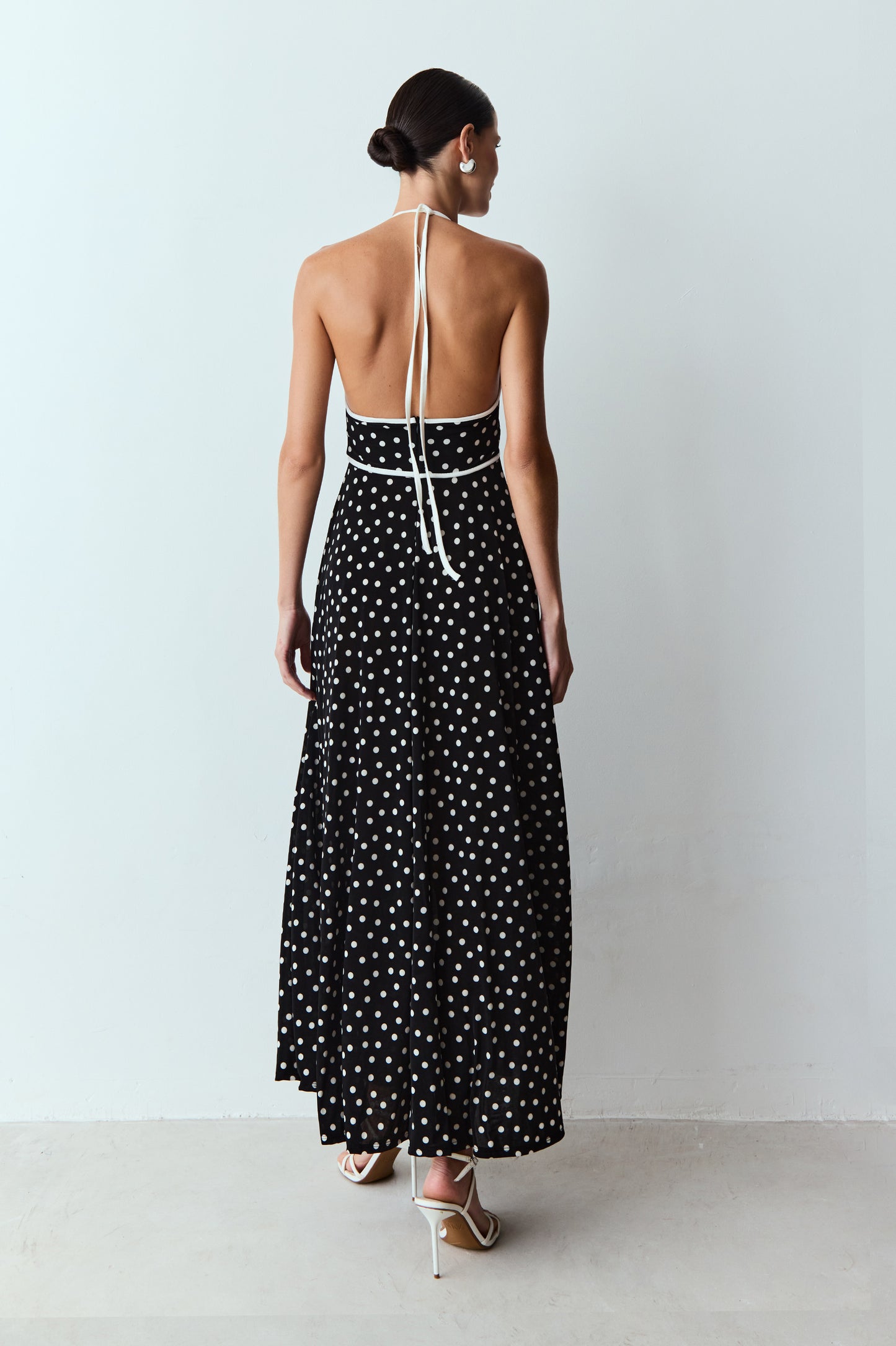 VESTIDO MIDI FRENTE UNICA COM SOBREPOSICAO BUSTO PRETO