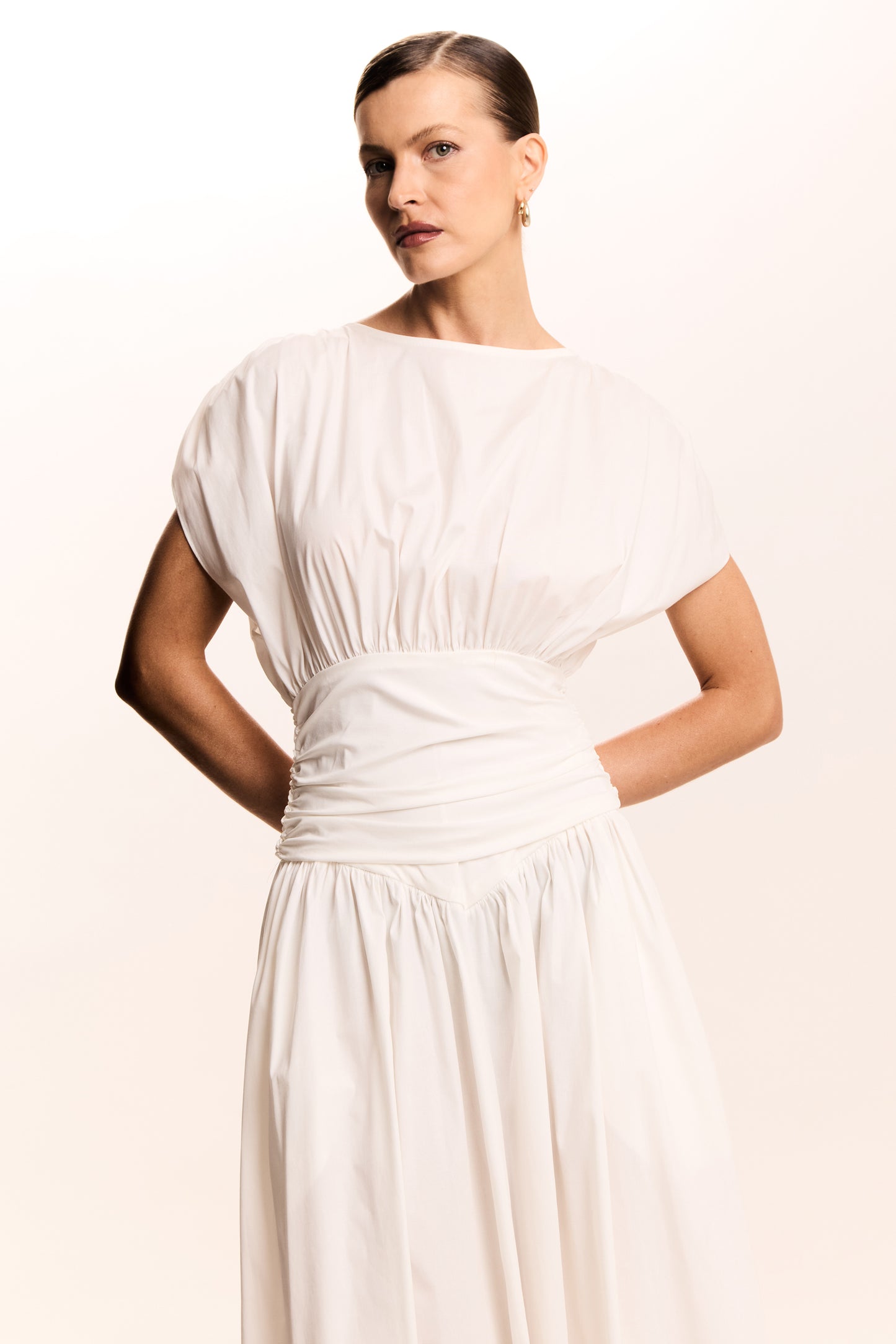 VESTIDO MIDI COS LARGO E ACINTURADO E MANGA AMPLA OFF WHITE