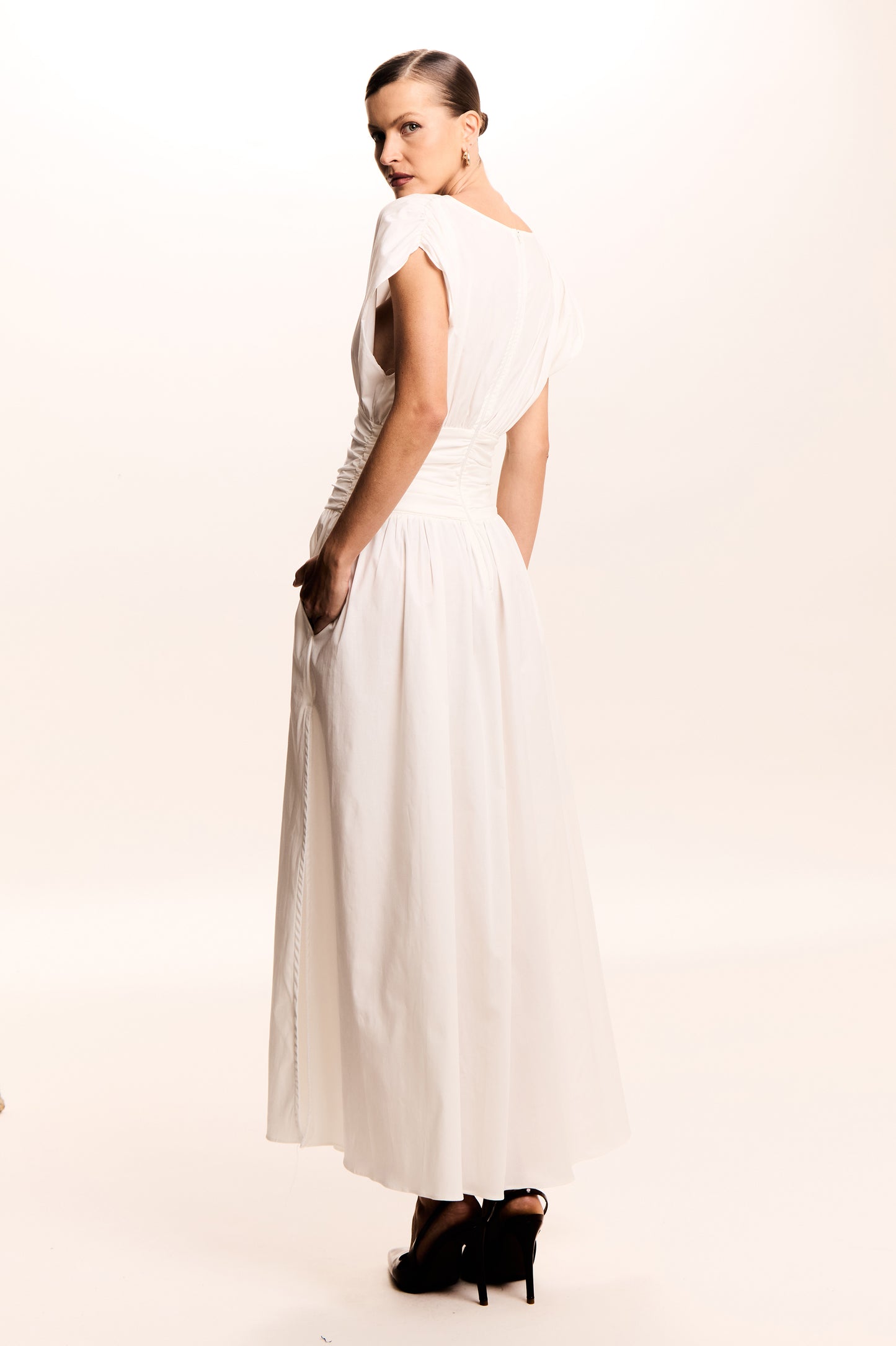 VESTIDO MIDI COS LARGO E ACINTURADO E MANGA AMPLA OFF WHITE