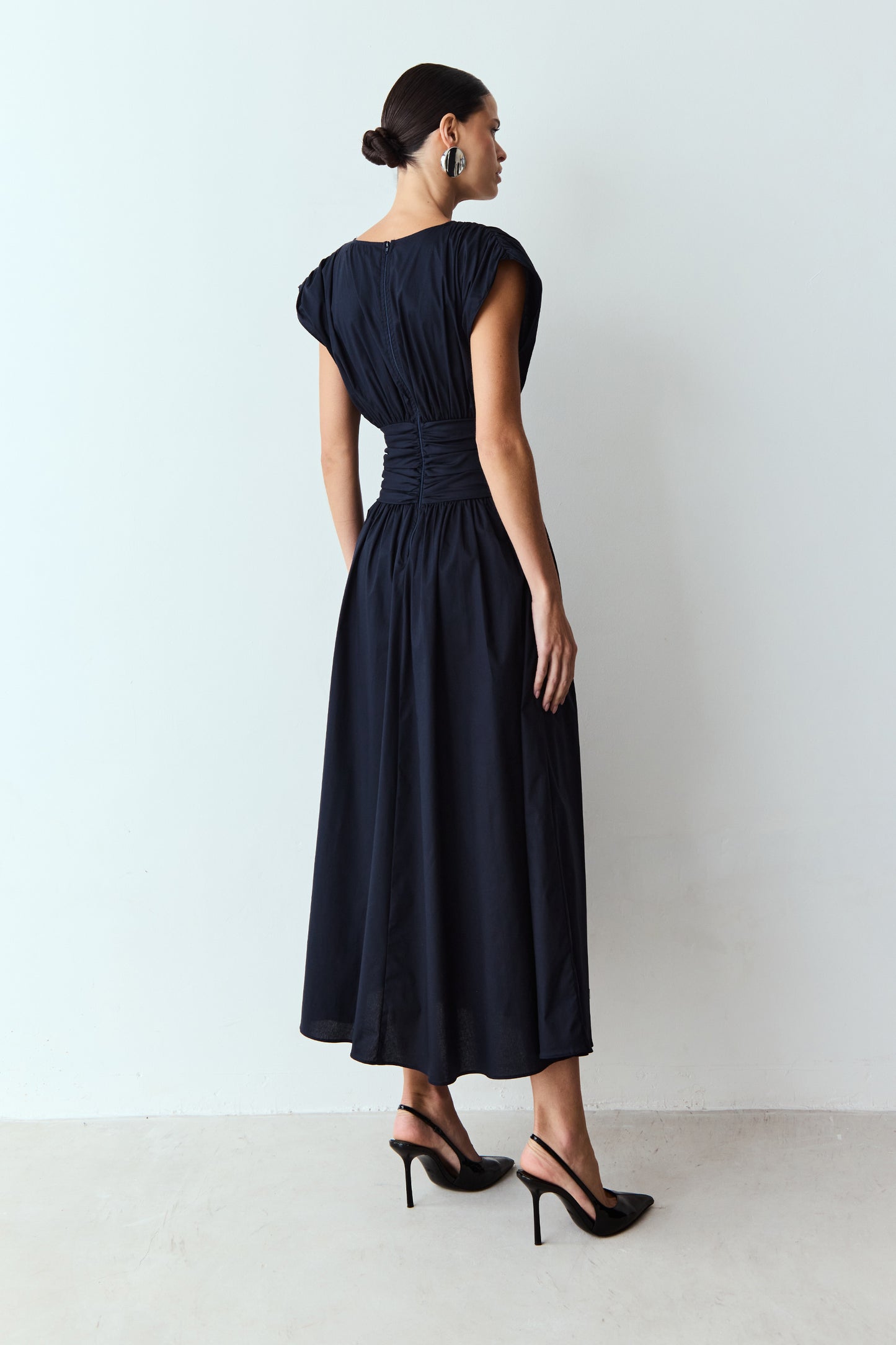 VESTIDO MIDI COS LARGO E ACINTURADO E MANGA AMPLA AZUL MARINHO