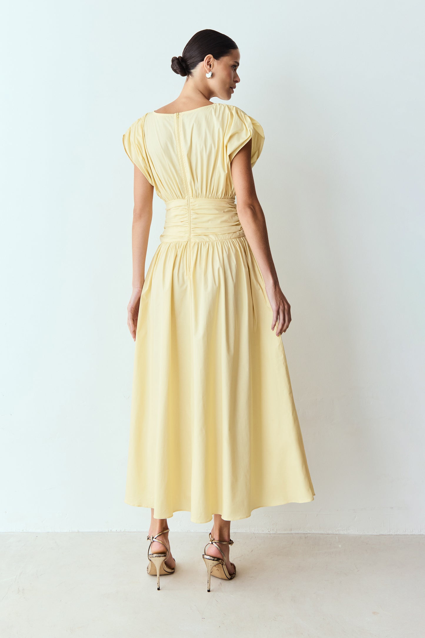 VESTIDO MIDI COS LARGO E ACINTURADO E MANGA AMPLA AMARELO MANTEIGA